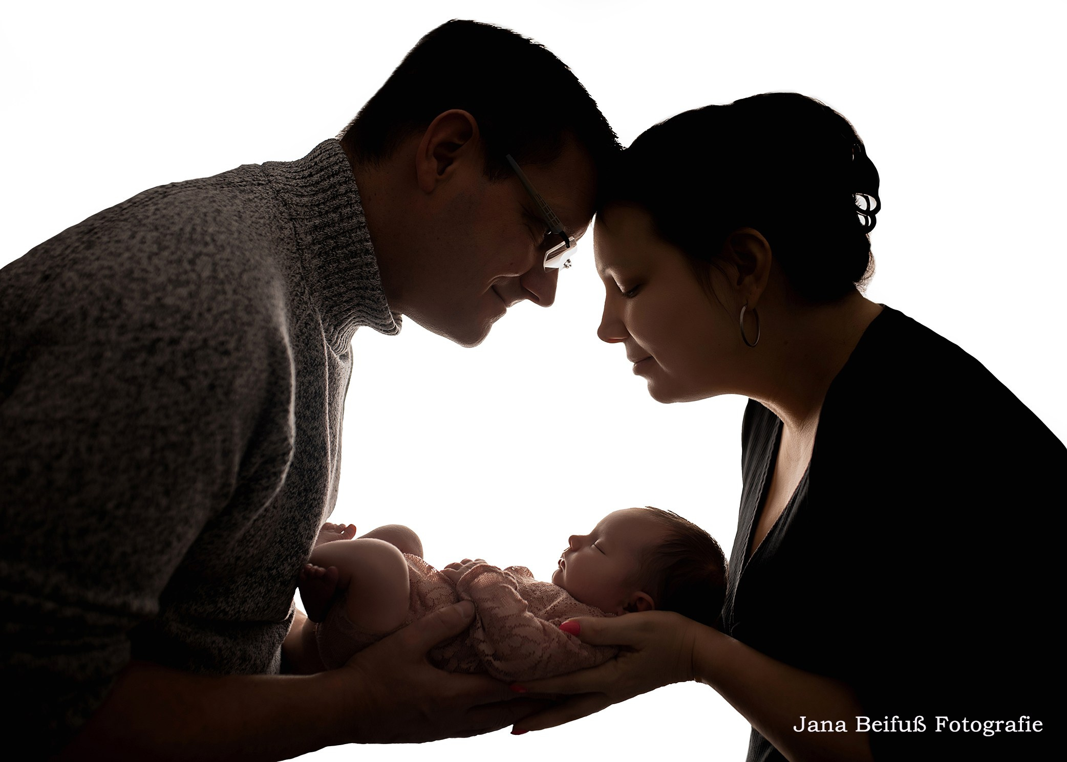 Eltern schauen ihr Baby liebevoll an - Familien Shooting - Weißenhorn - Ulm - Senden - Vöhringen