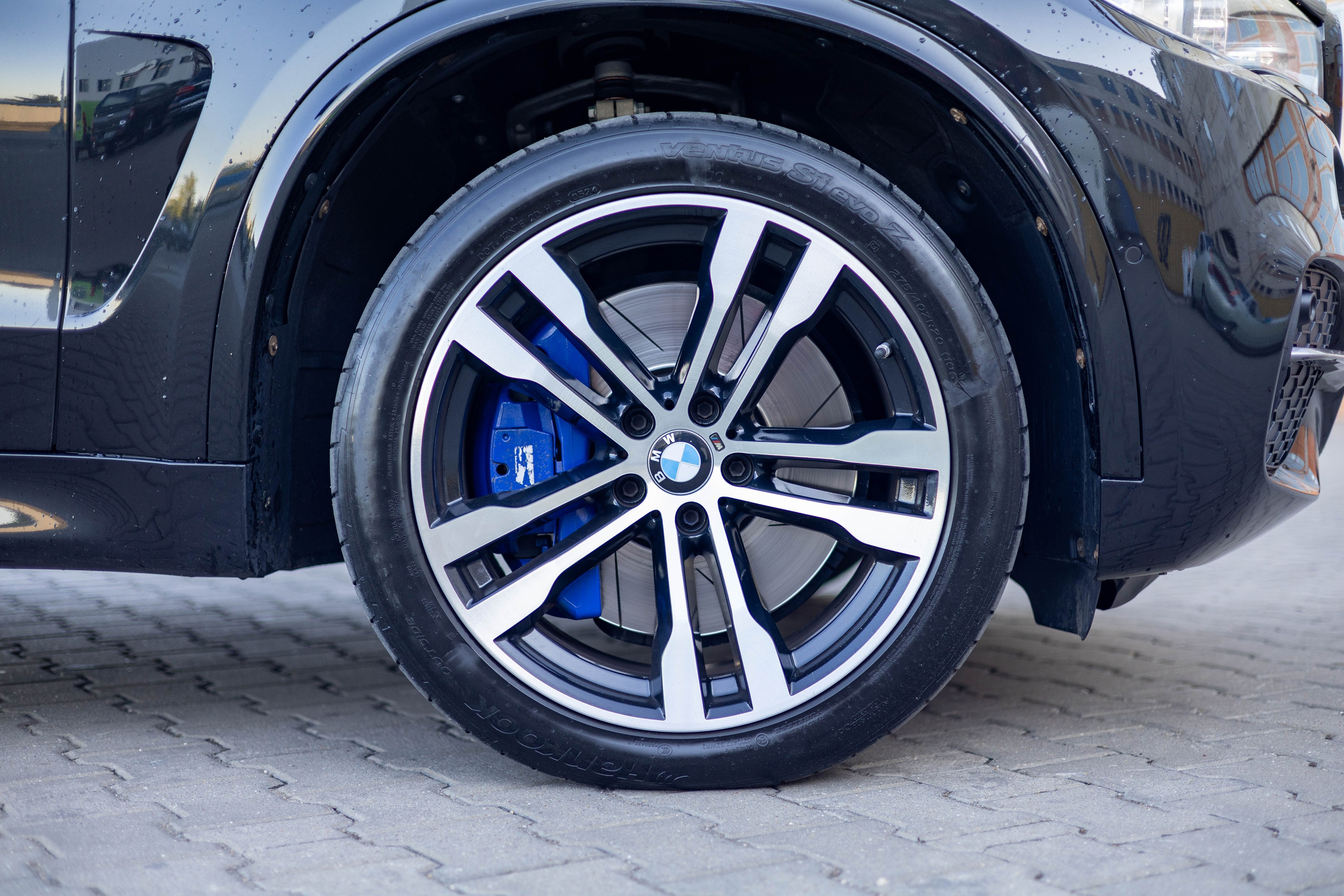 Красивый ракурс автомобиля на улице для быстрой продажи