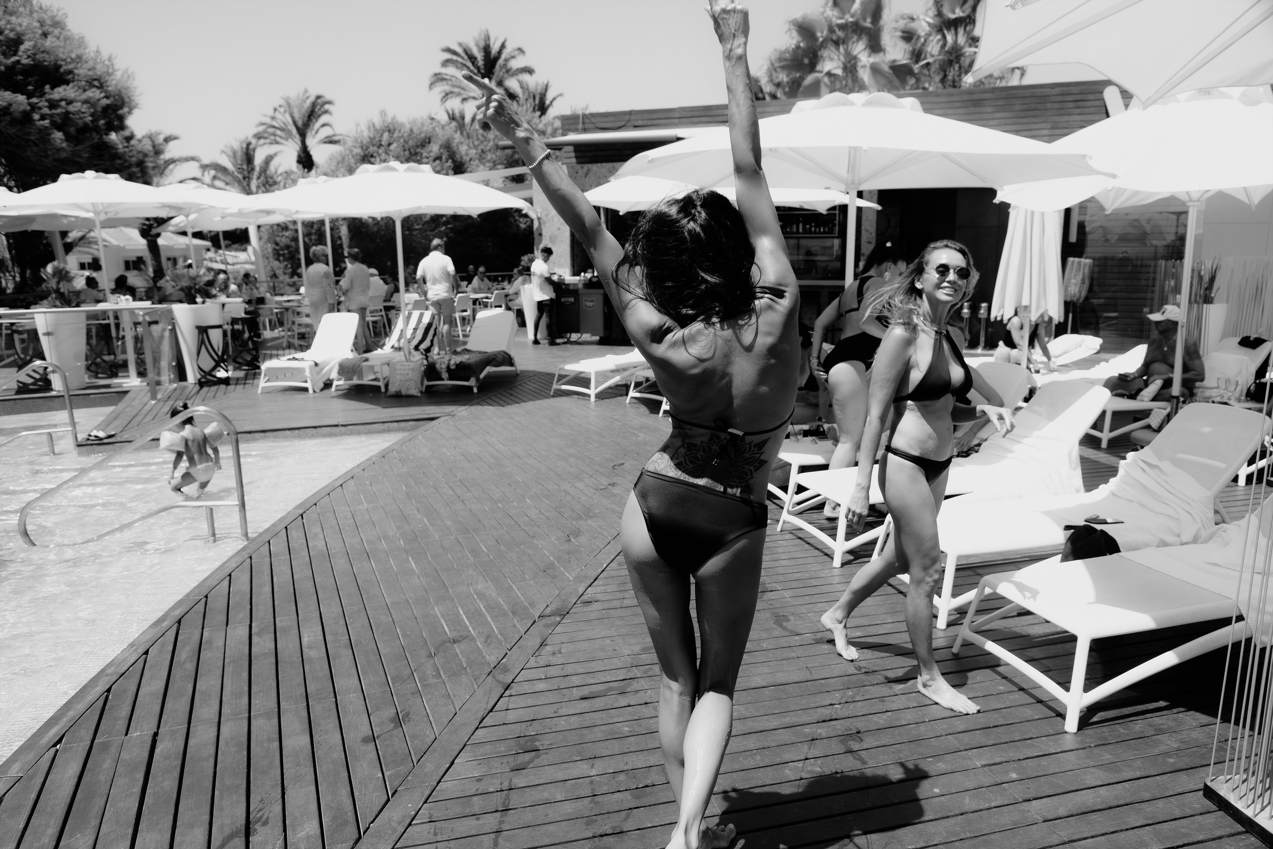 Hen party photographer in Spain — live photos by the pool | Andrey Lukovnikov