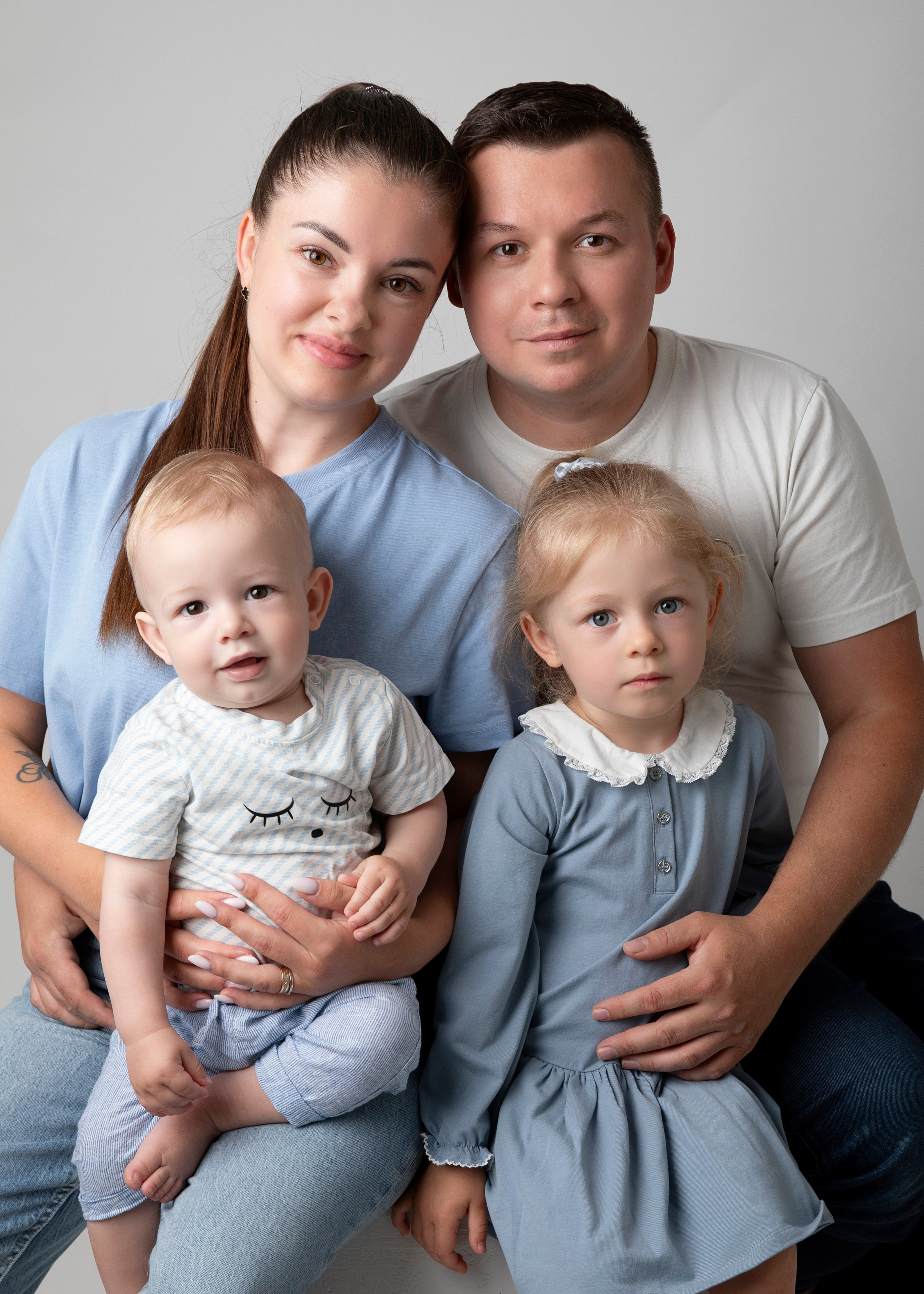 En fotostudio session med hela familjen, där vi fångar er glädje och samhörighe