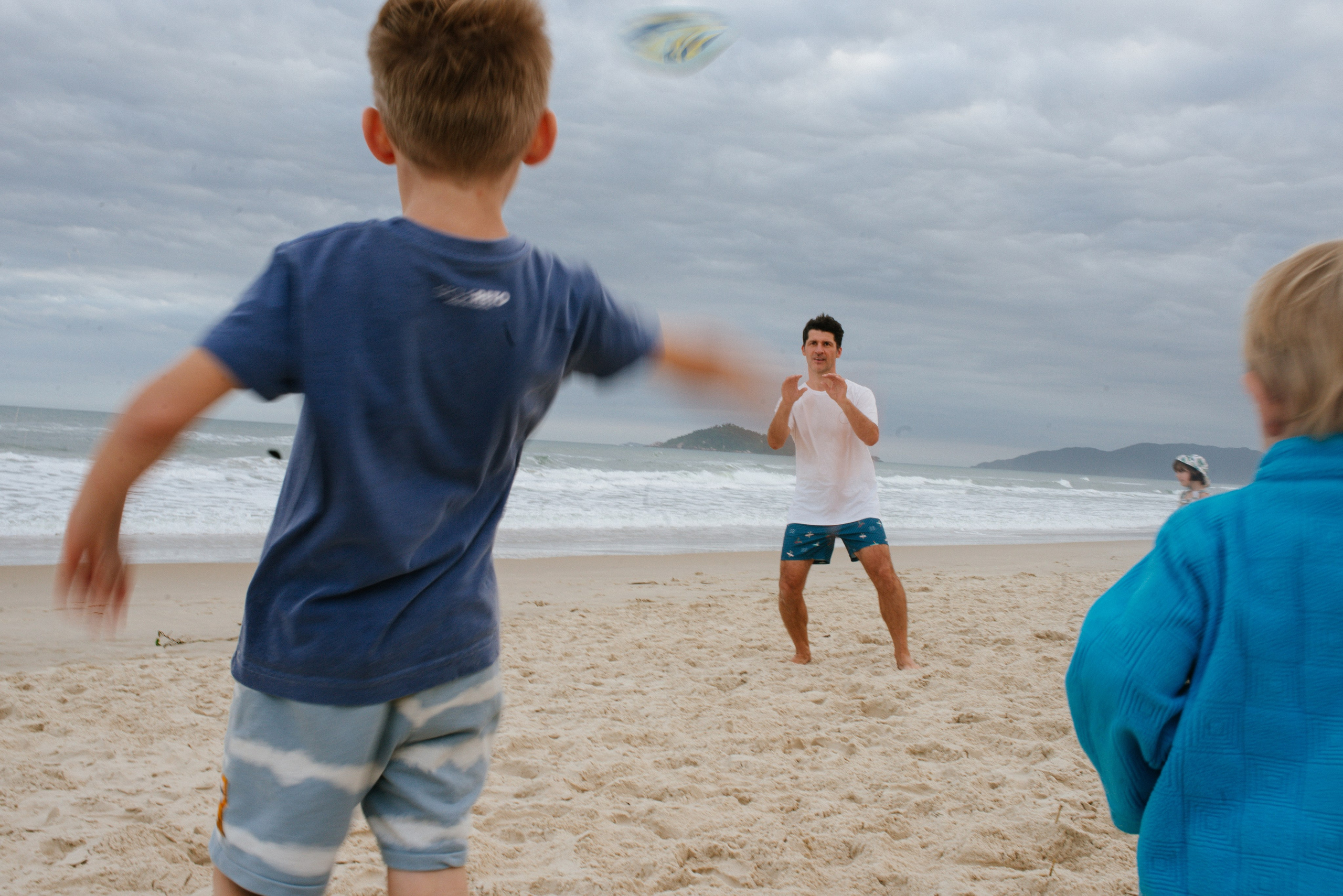 Joga de frisbee. Fotógrafo de família e crianças