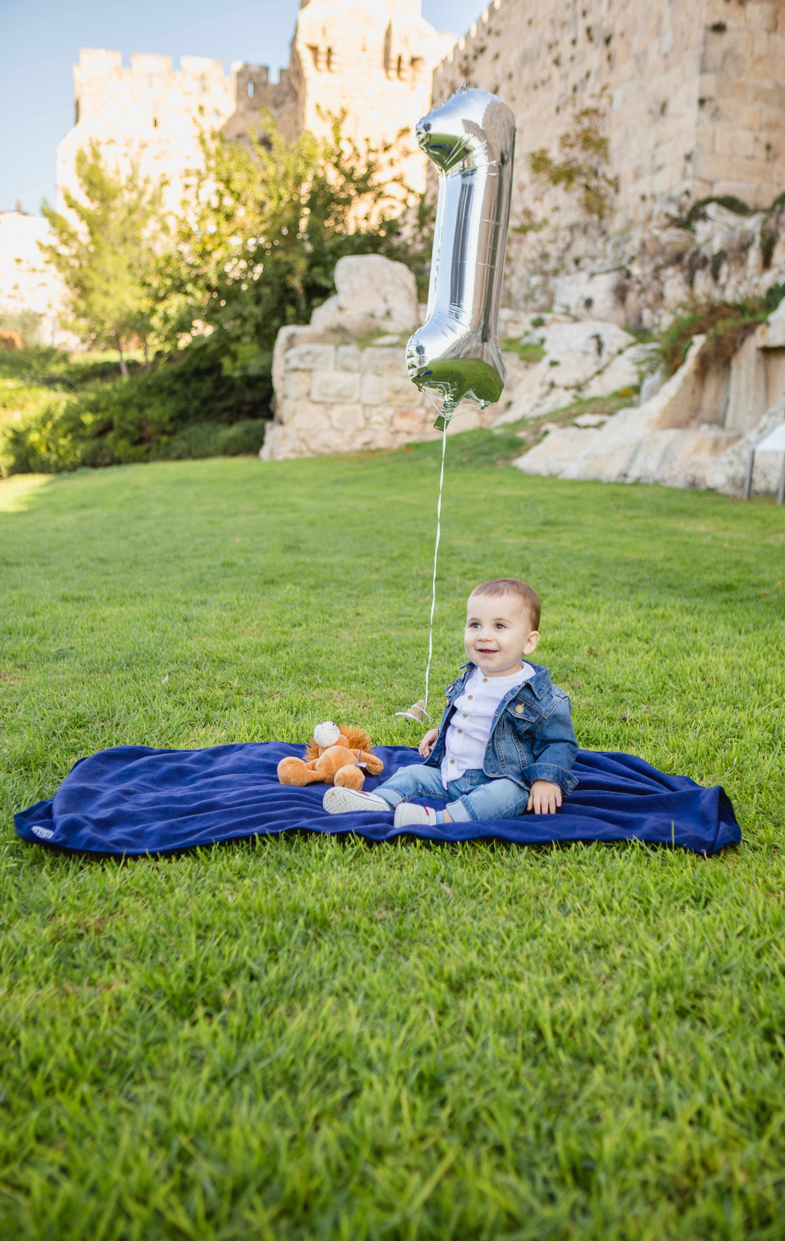 AT THE WALLS OF THE OLD CITY. PHOTOGRAPHER IN ISRAEL