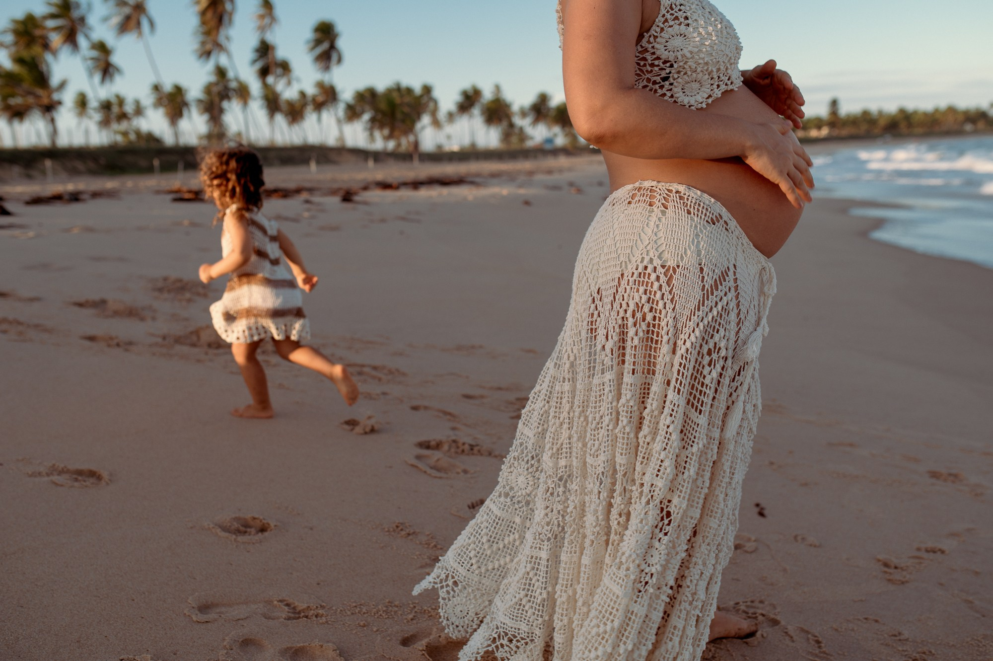 Ensaio Gestante — Praia do forte. Água Carmim Fotografia