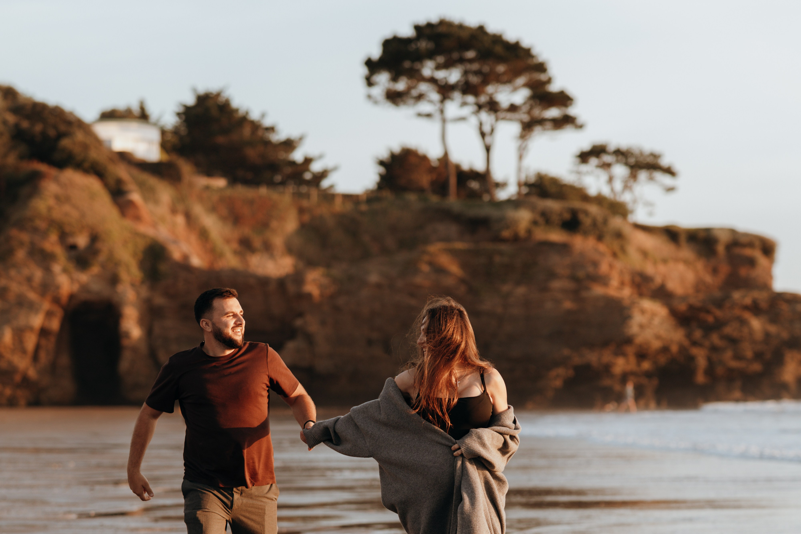 Sunset maternity photoshoot. Annah Louwagie — Lifestyle photographer for couples, families & brands | France & worldwide