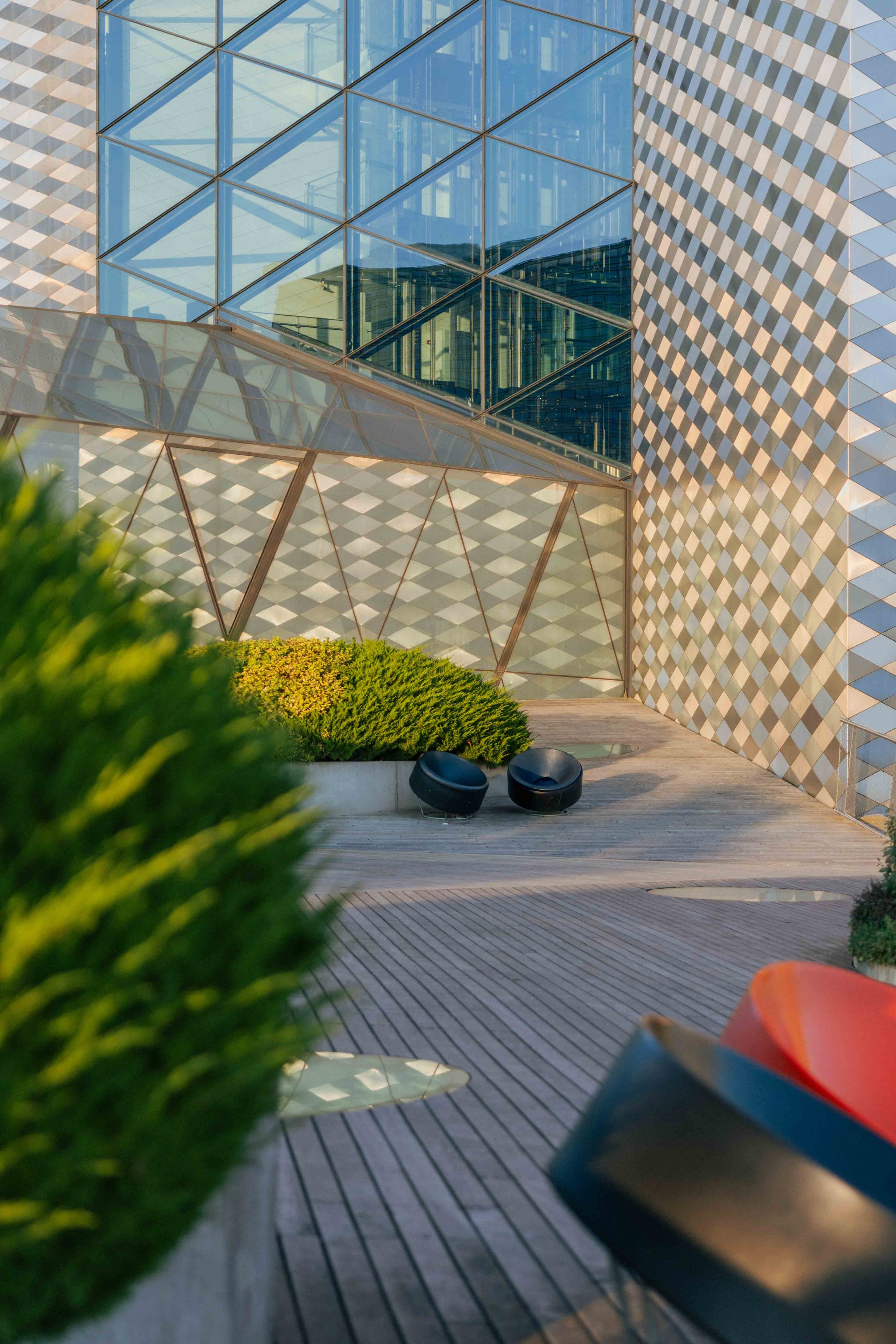 Modernios lokacijos fotosesijai Vilniuje. Framed by Evelina | Vestuvių fotografė