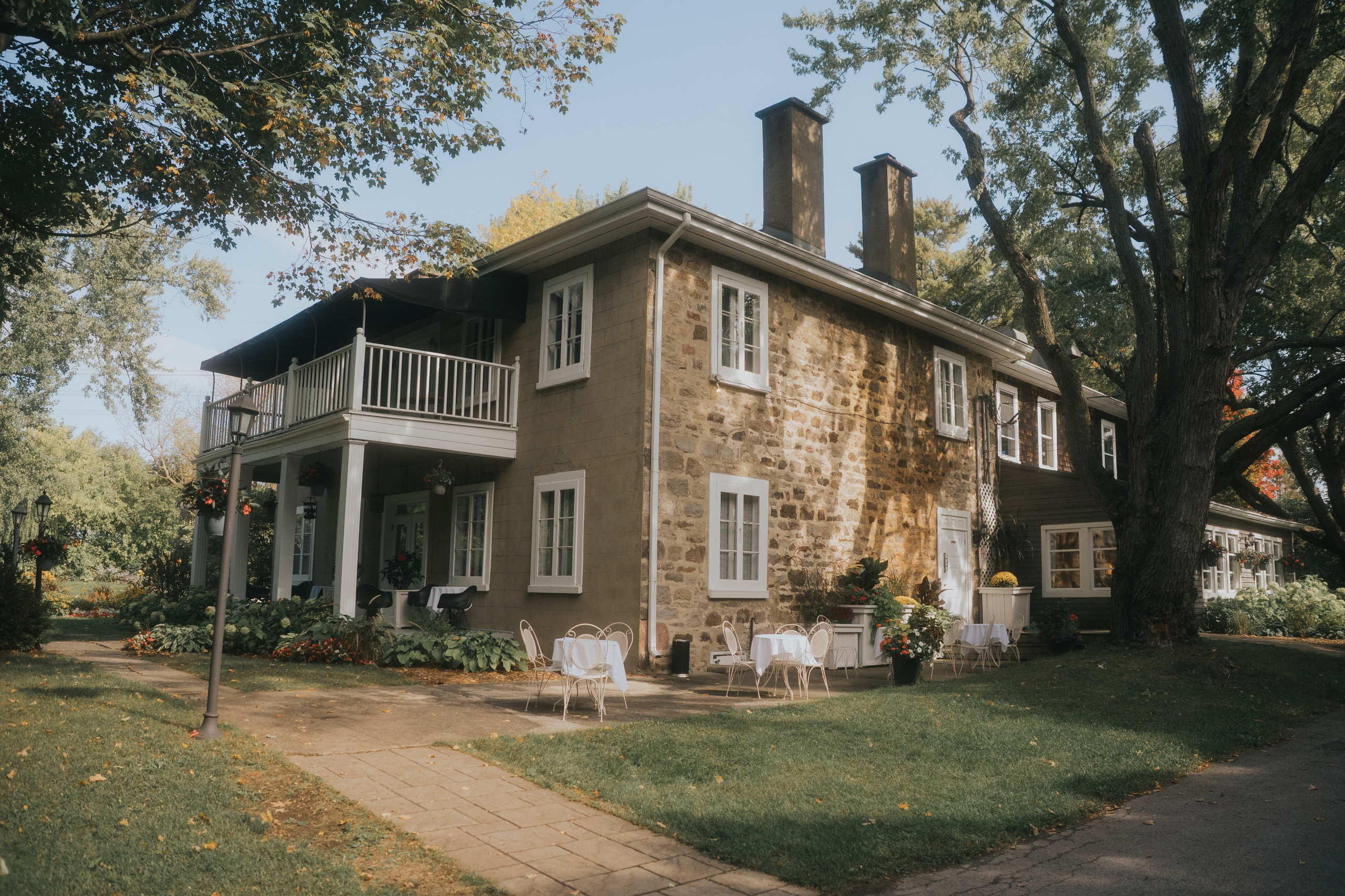 The most romantic rustic wedding venues in and around Montreal. Montreal Wedding Photographer — Muriel Oe Photo