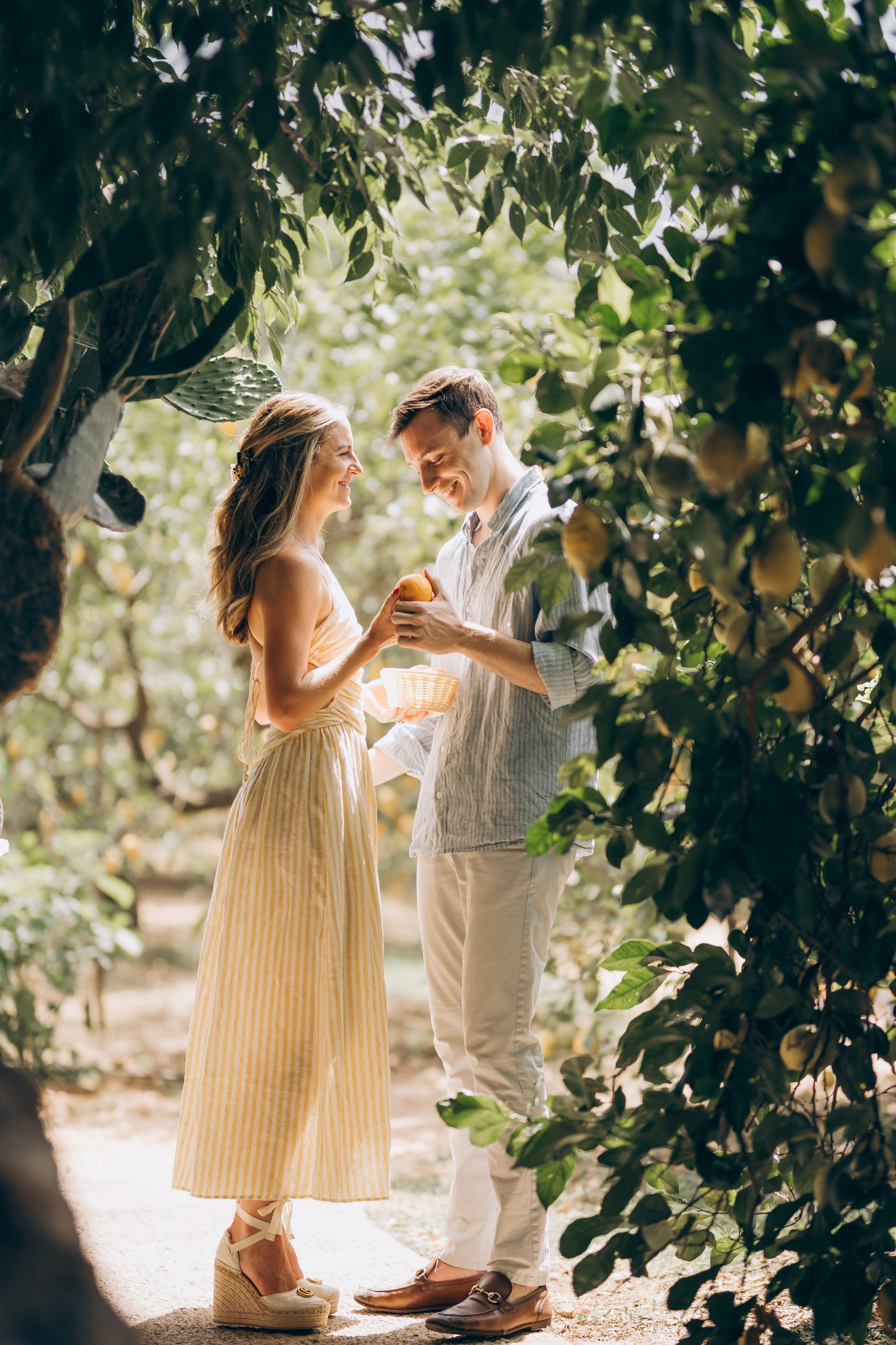 Relaxed Couple Session in Mallorca — Citrus Fields & Seaside. Фотограф у Пальма де Майорка