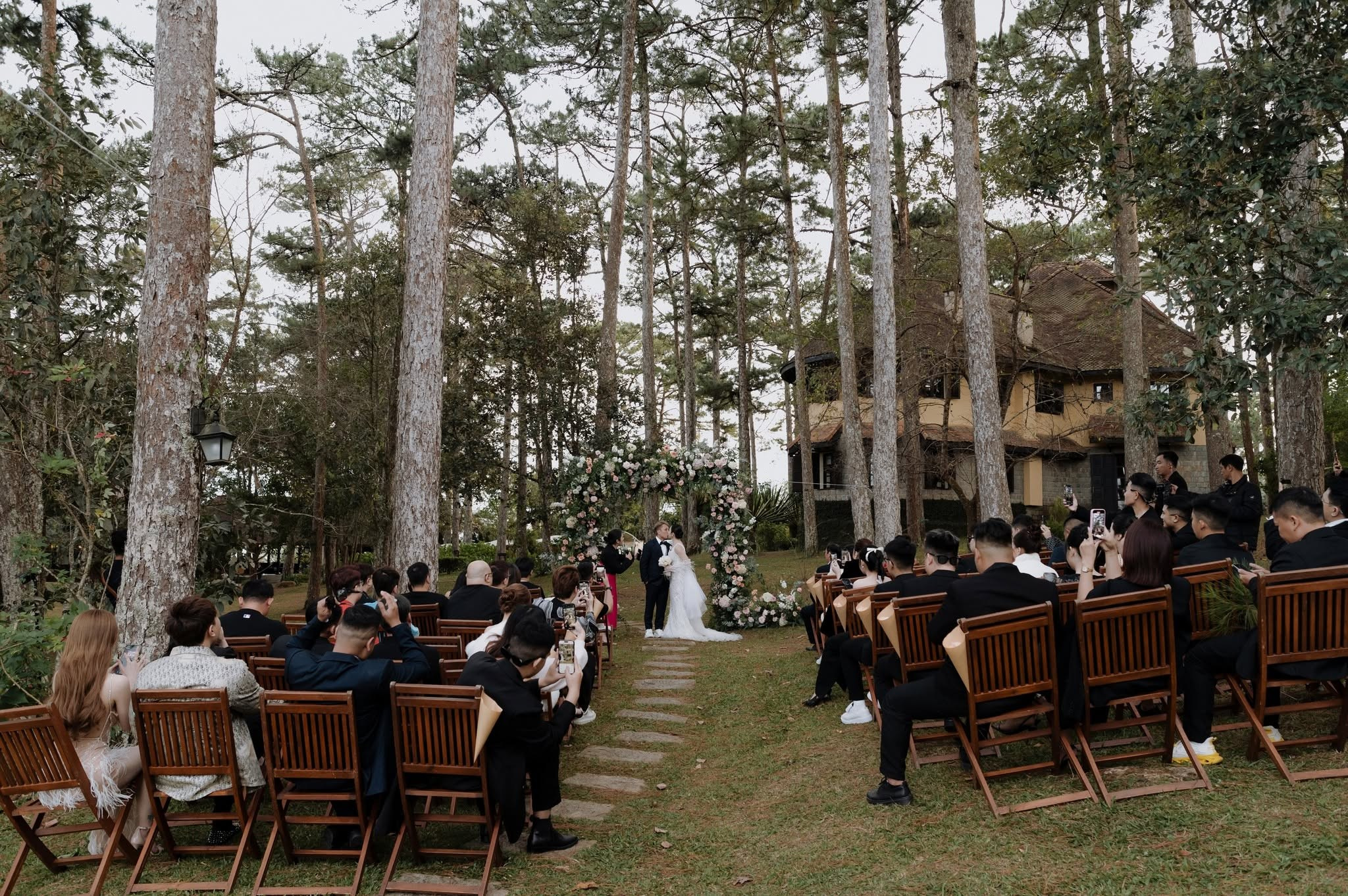 𝐃𝐄𝐍𝐍𝐈𝐒 ⓐⓝⓓ 𝐓𝐈𝐍𝐘/Destination Wedding. Nhiếp ảnh gia đám cưới hàng đầu tại Thành Phố Hồ Chí Minh