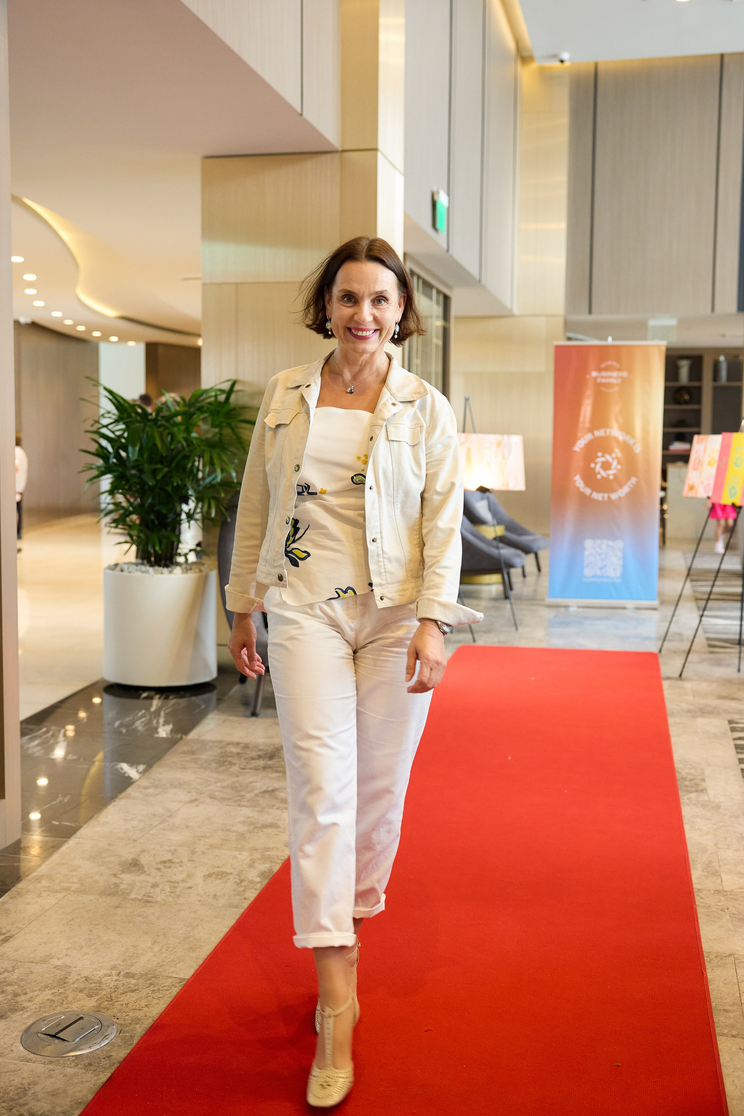 Авторская благотворительная художественная выставка Дианы Бортник. Фотограф Юлия Маковеева