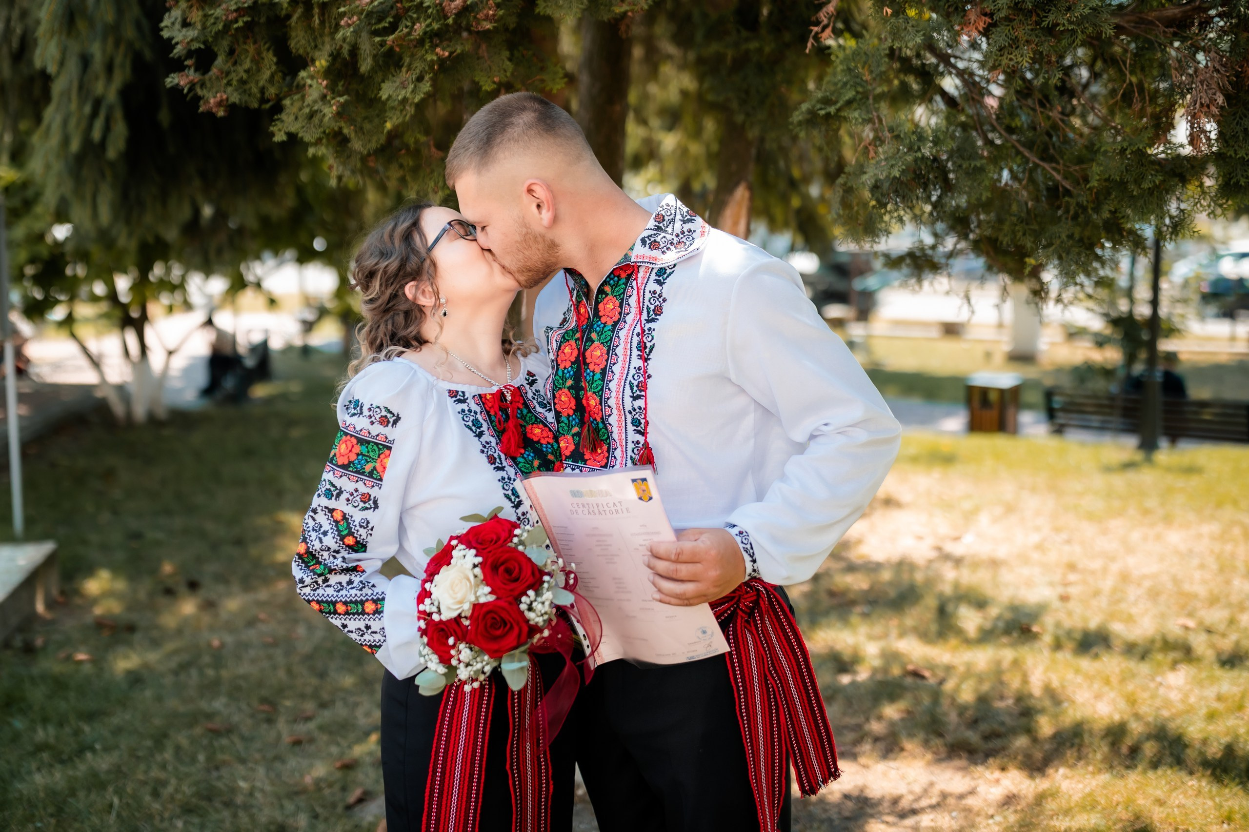 Fotograf stare civilă Siret – Andrei & Andreea în ie tradițională din Bucovina | AlinoFotoStudio