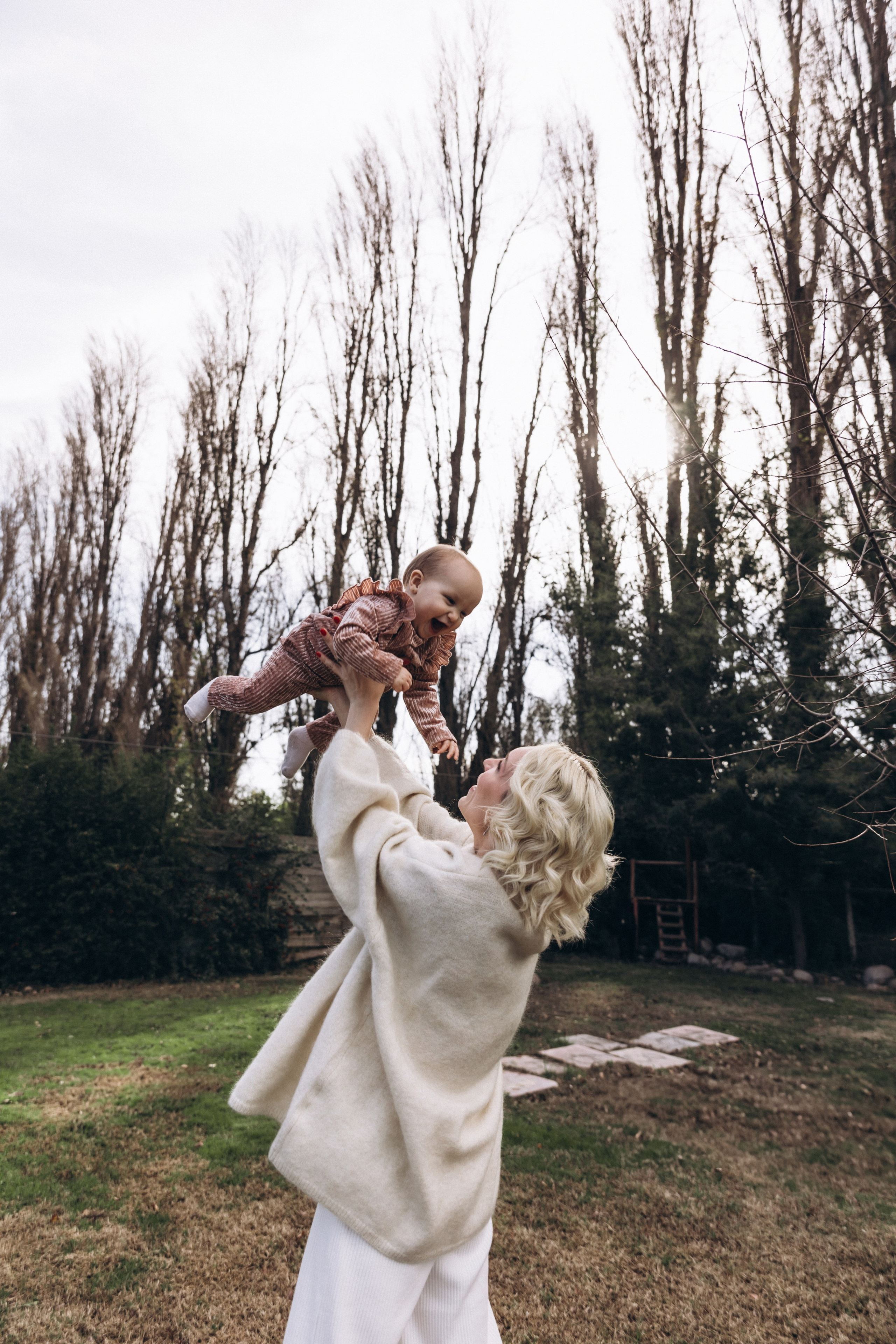 Sesión de fotos familiar en casa — Momentos reales y acogedores. Photographer in Santiago, Chile Anna Almazova