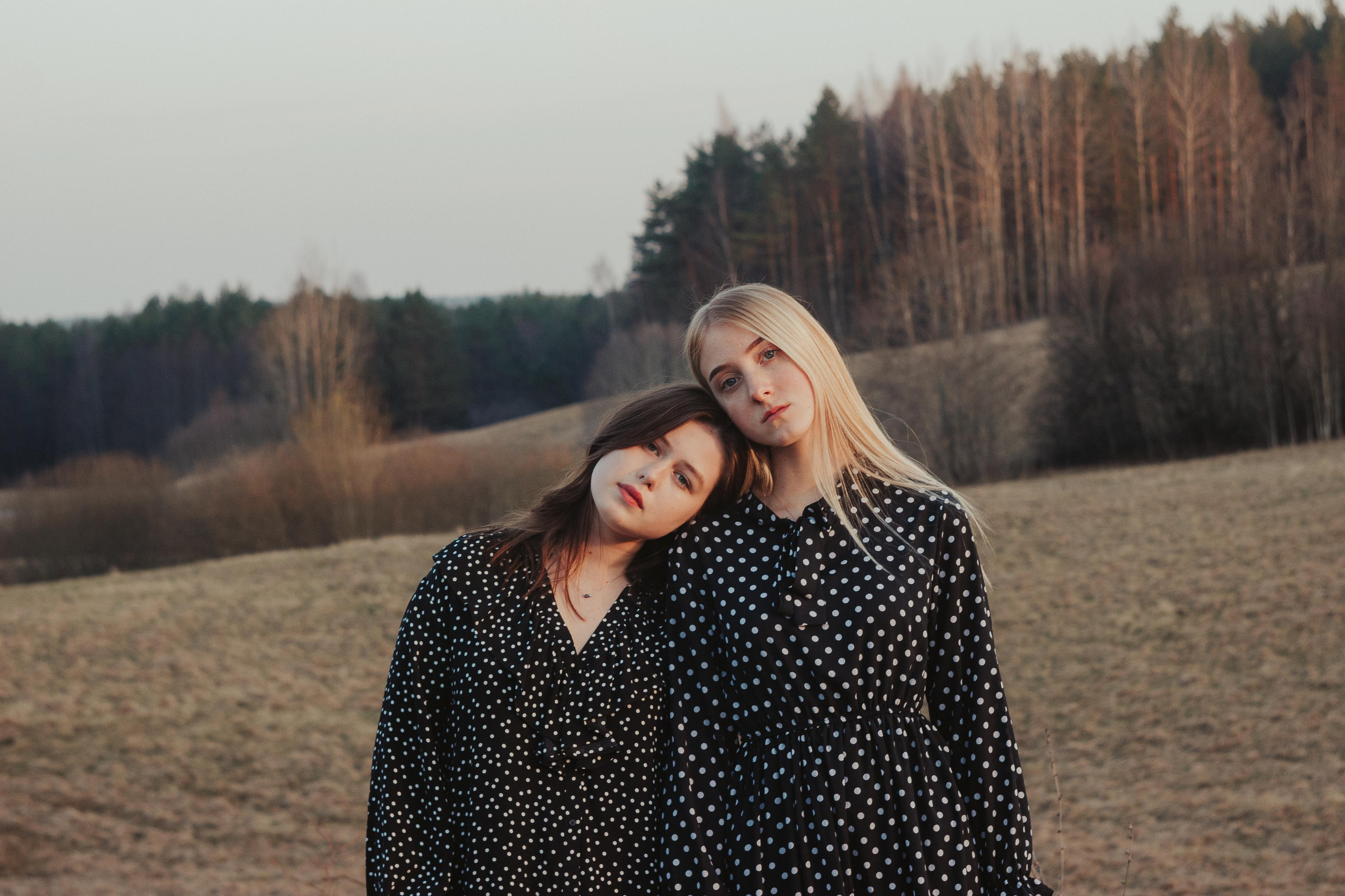 Ana & Akvilė. Fotografė Aleksandra Samozvanova
