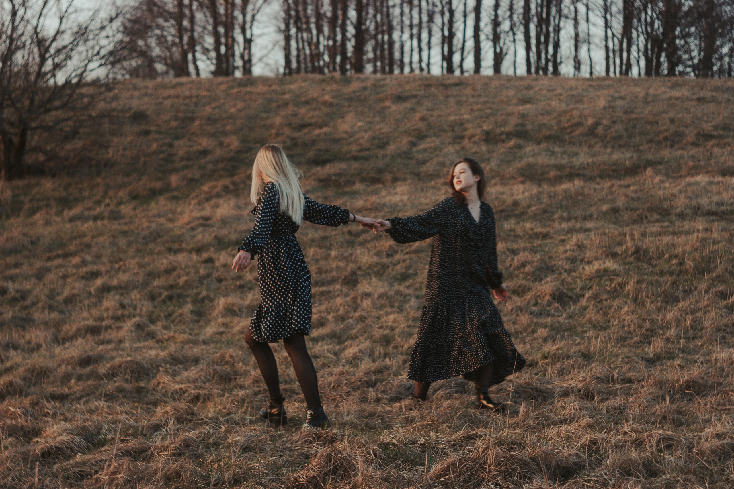 Ana & Akvilė. Fotografė Aleksandra Samozvanova