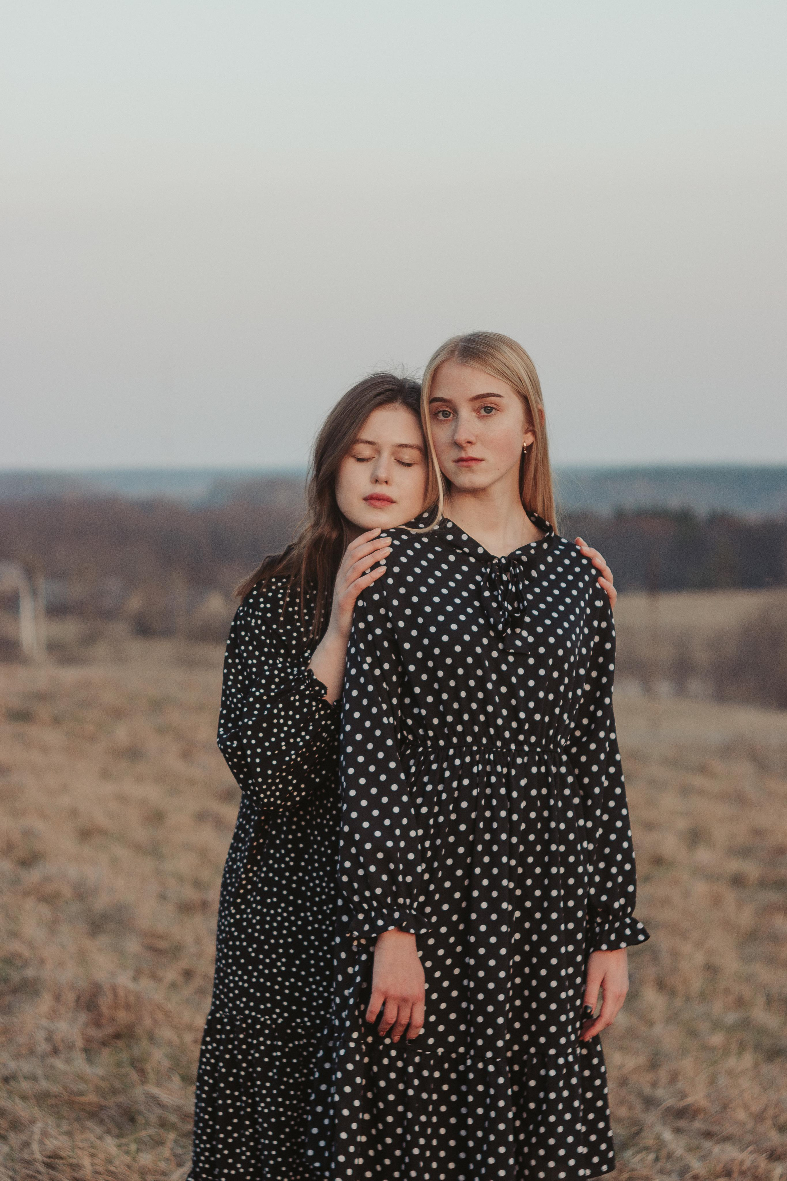 Ana & Akvilė. Fotografė Aleksandra Samozvanova