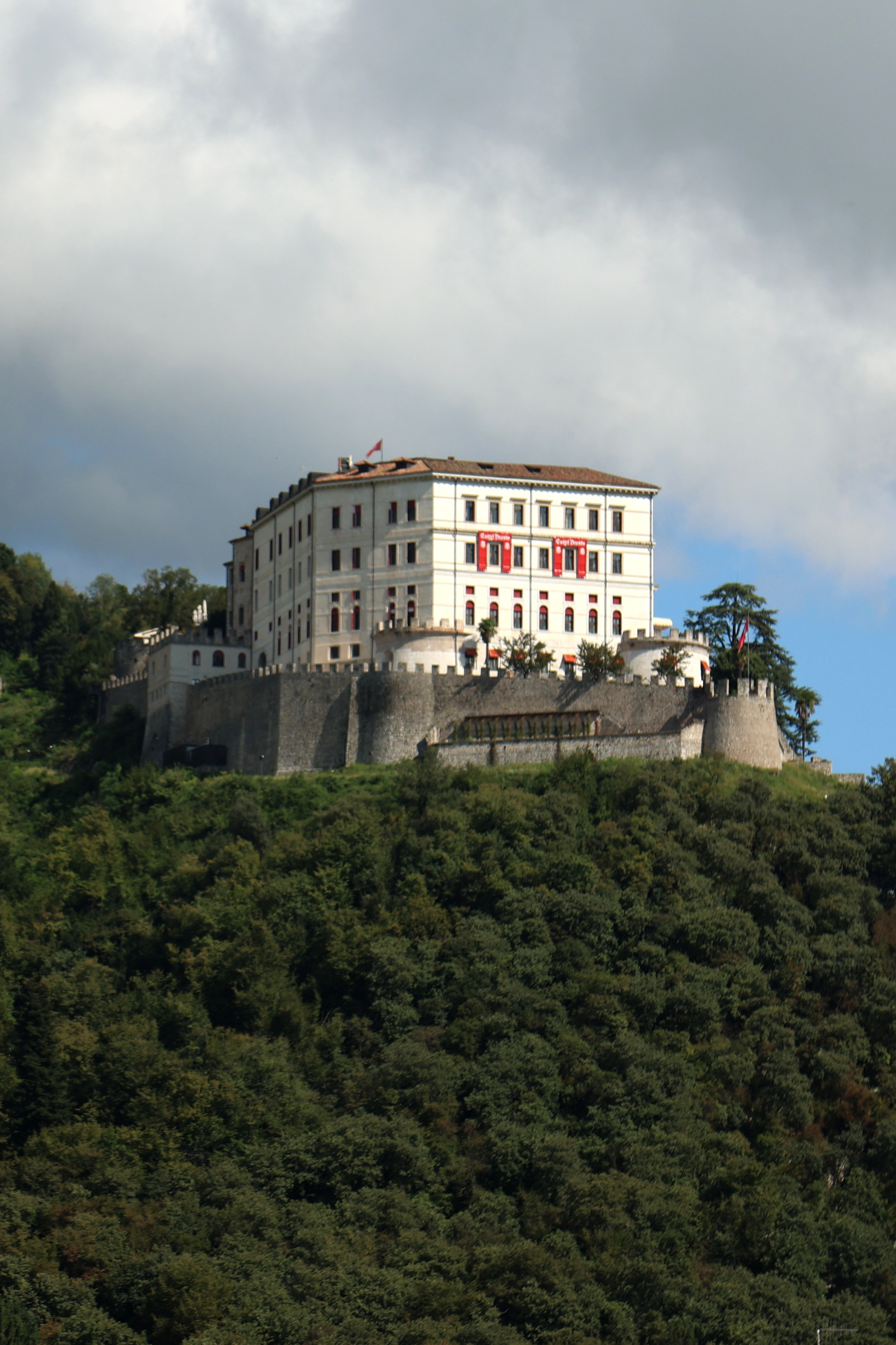 All around Brando Castle you can admire lounges and dining halls 