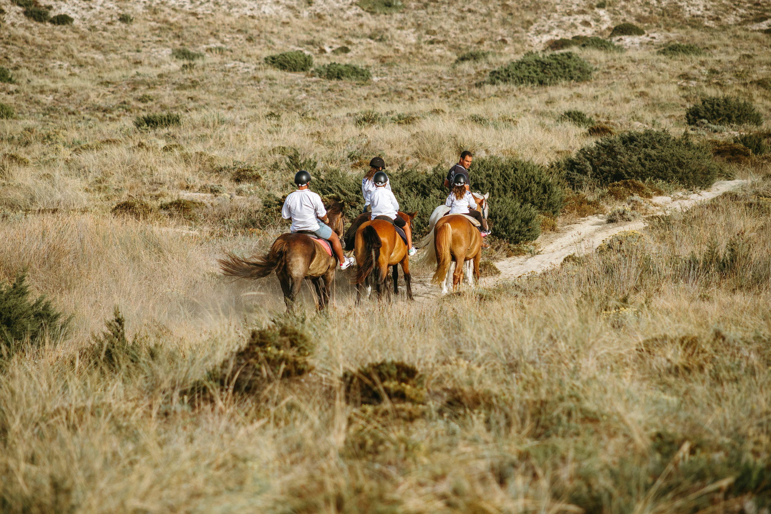 Marlene & Tiago com filhos. Passeios a Cavalo na Praia Peniche | Eco Salgados Agroturismo