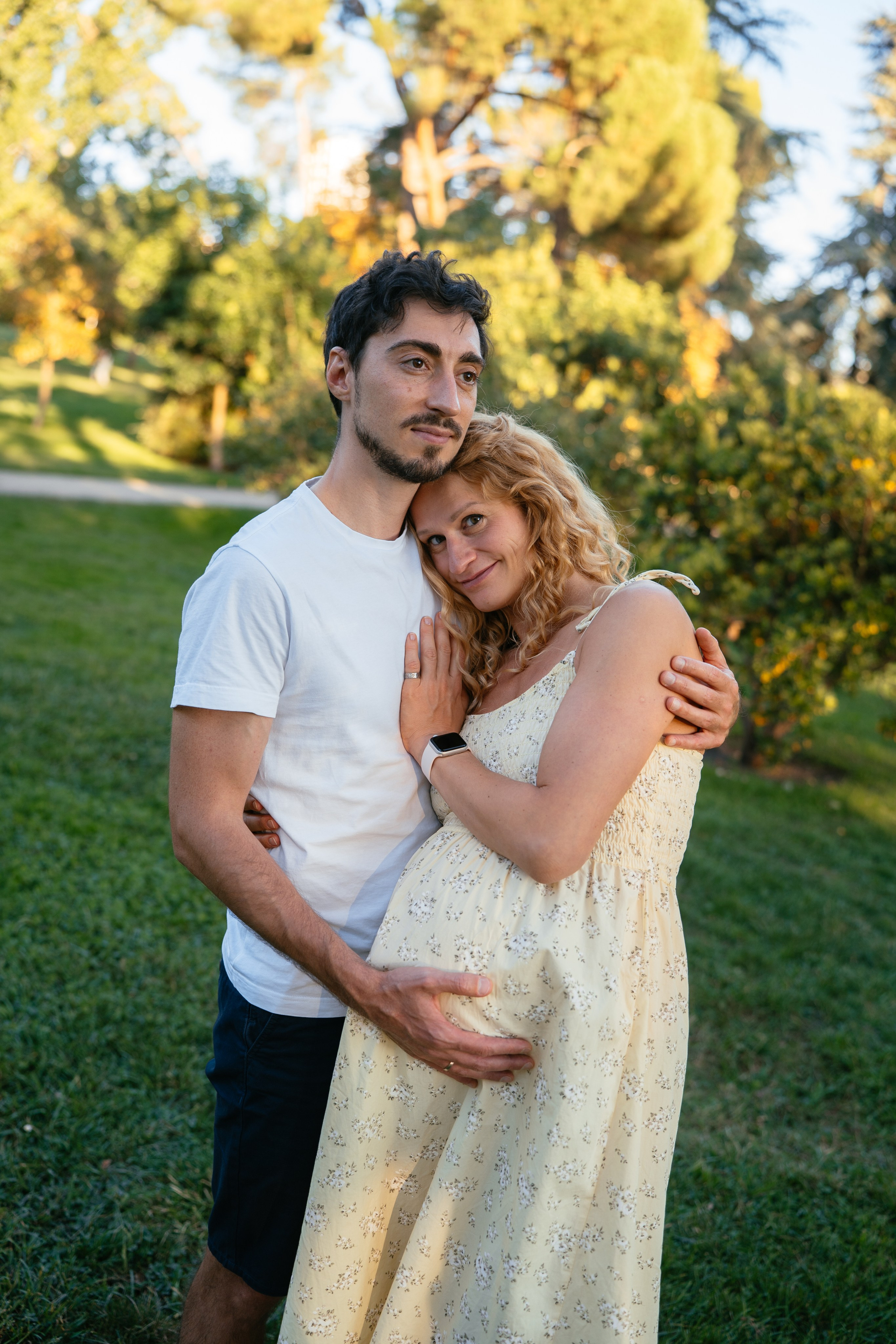Candid pregnancy photoshoot in the park. Photographer in Madrid, Spain. Alyona Belyaninova