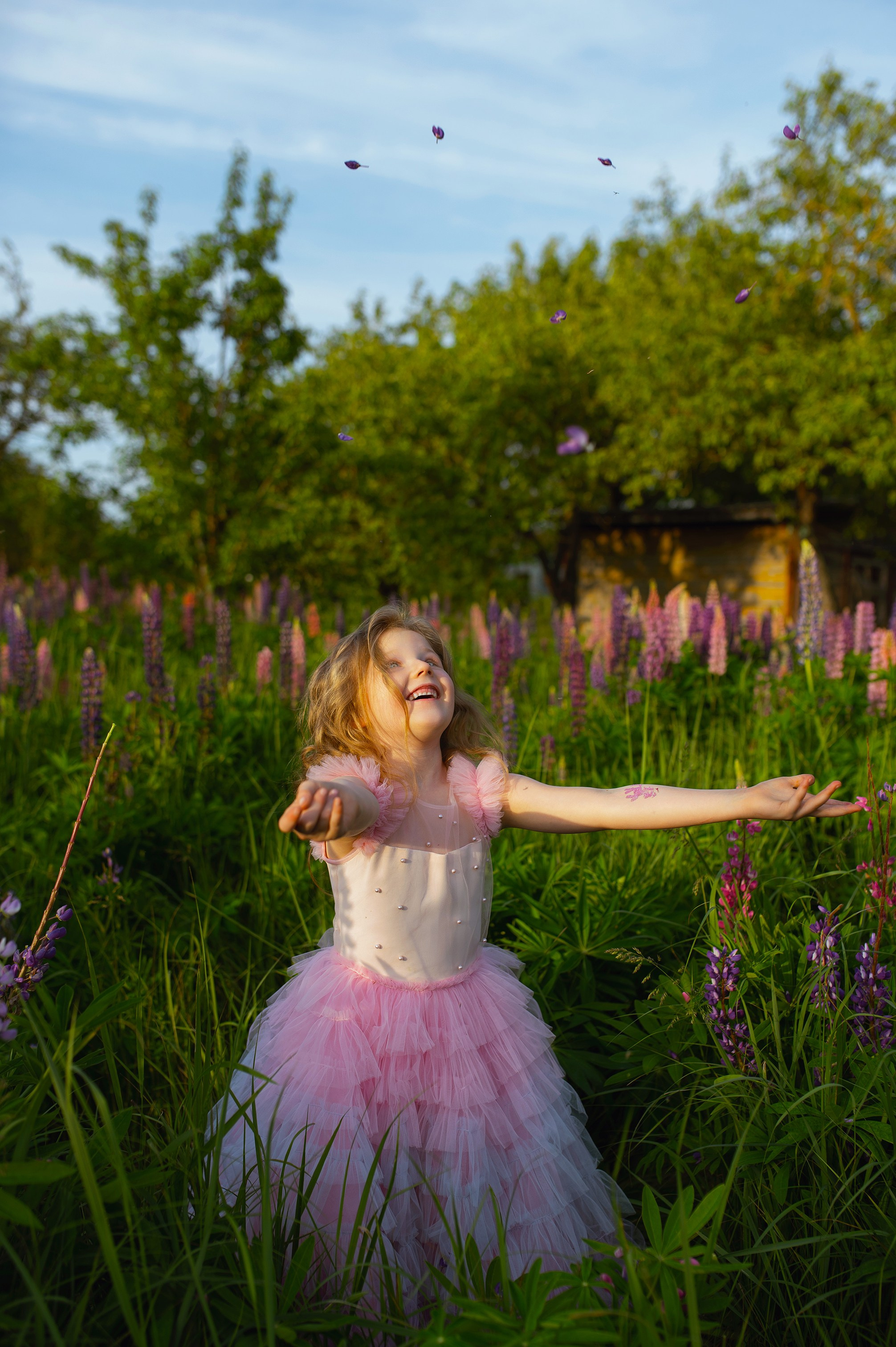 Sesučių fotosesija lubinuose. Vestuvių, šeimos švenčių, renginių fotografė