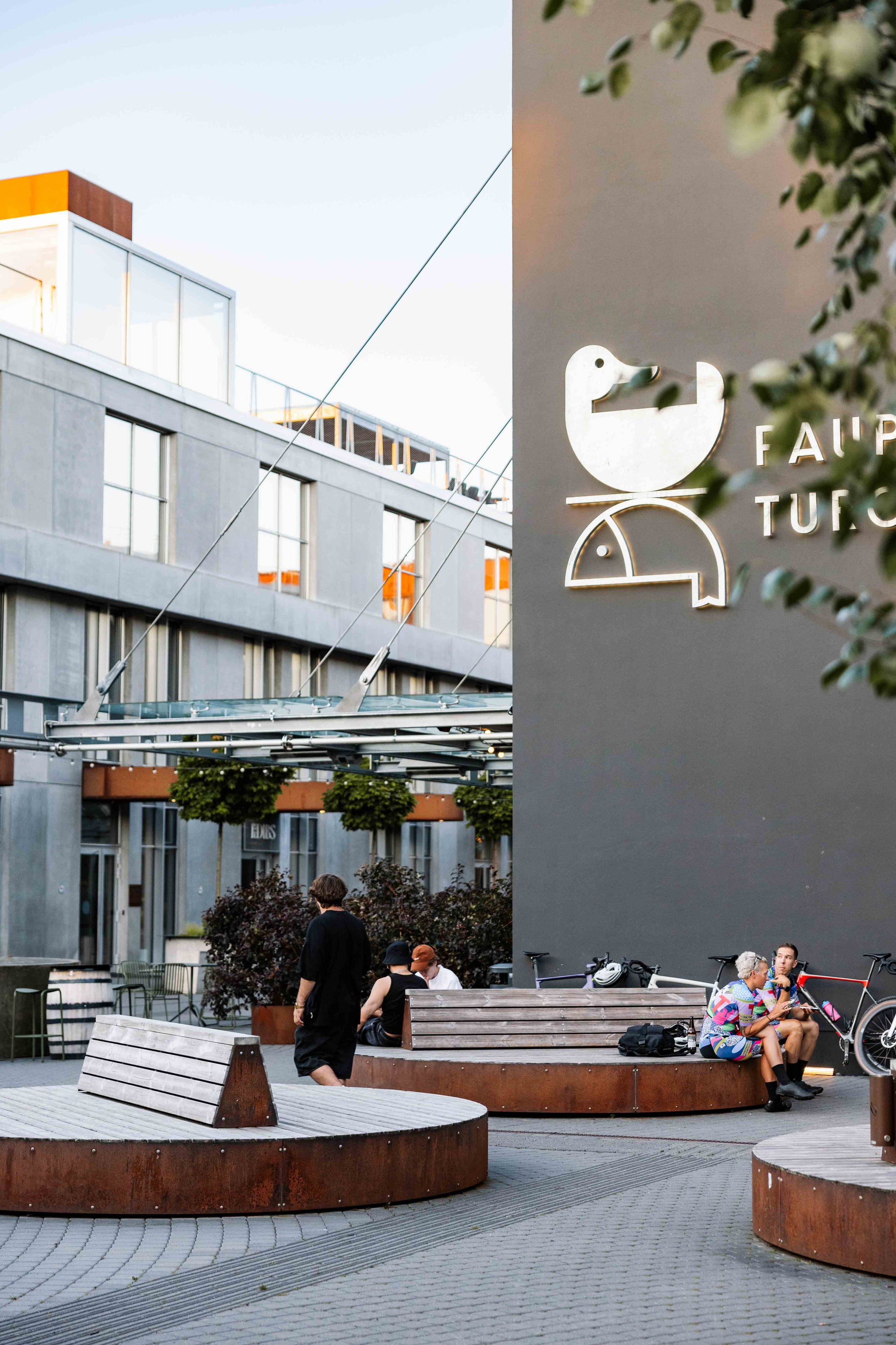 Modernios lokacijos fotosesijai Vilniuje. Framed by Evelina | Vestuvių fotografė