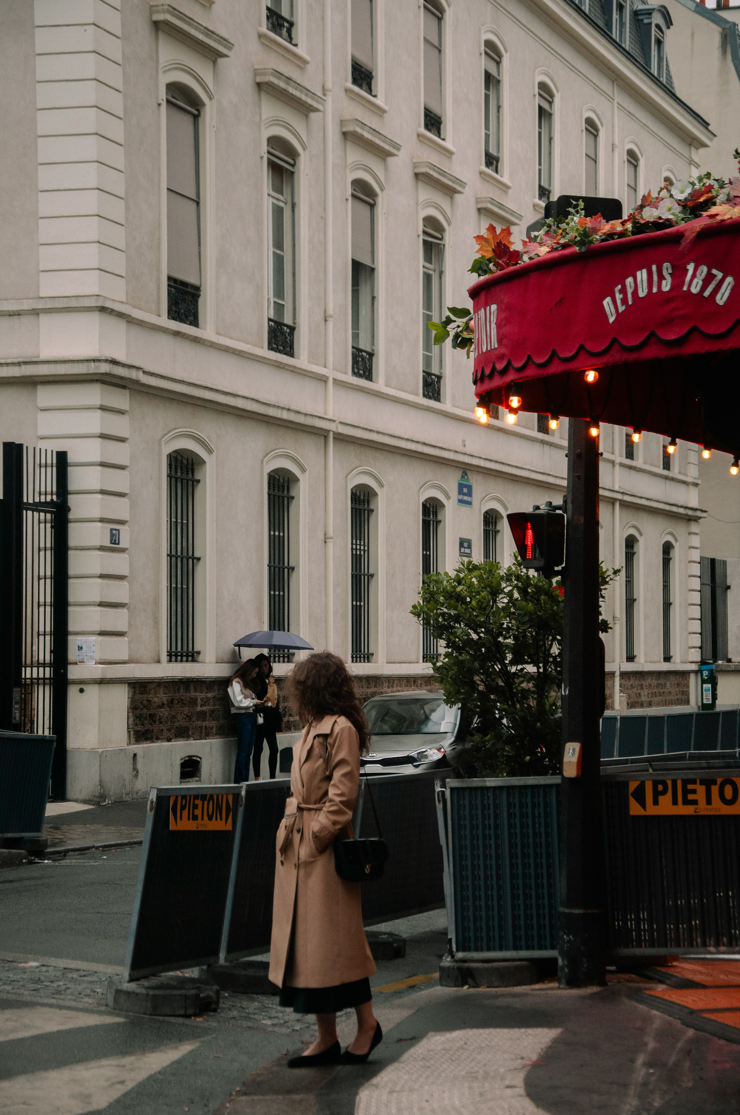 Rainy Paris Photoshoot. Paris photographer — Polina Osipova