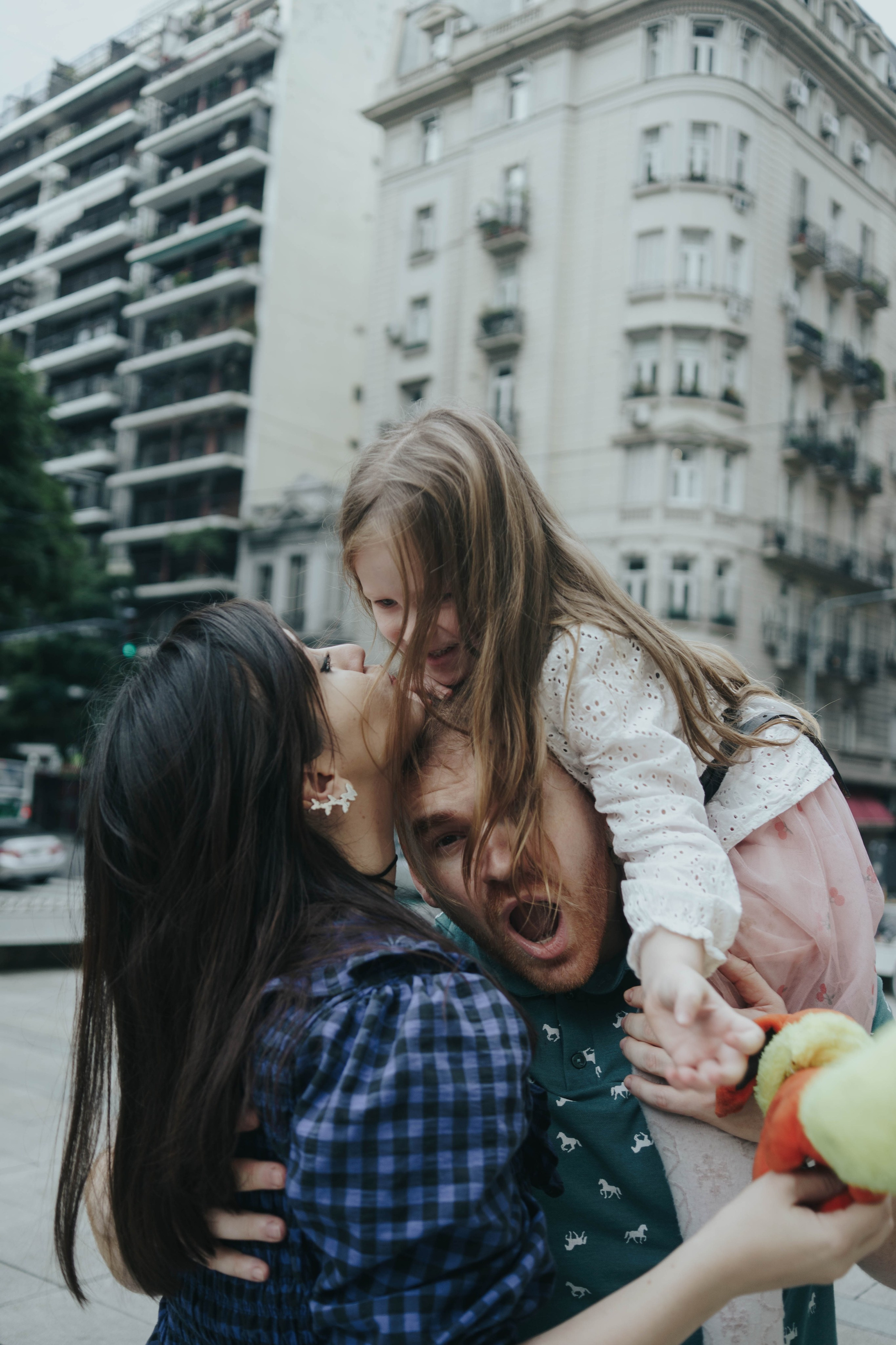 Family photo shoot. Buenos Aires. Photographer @elmirkami in the city of Buenos Aires