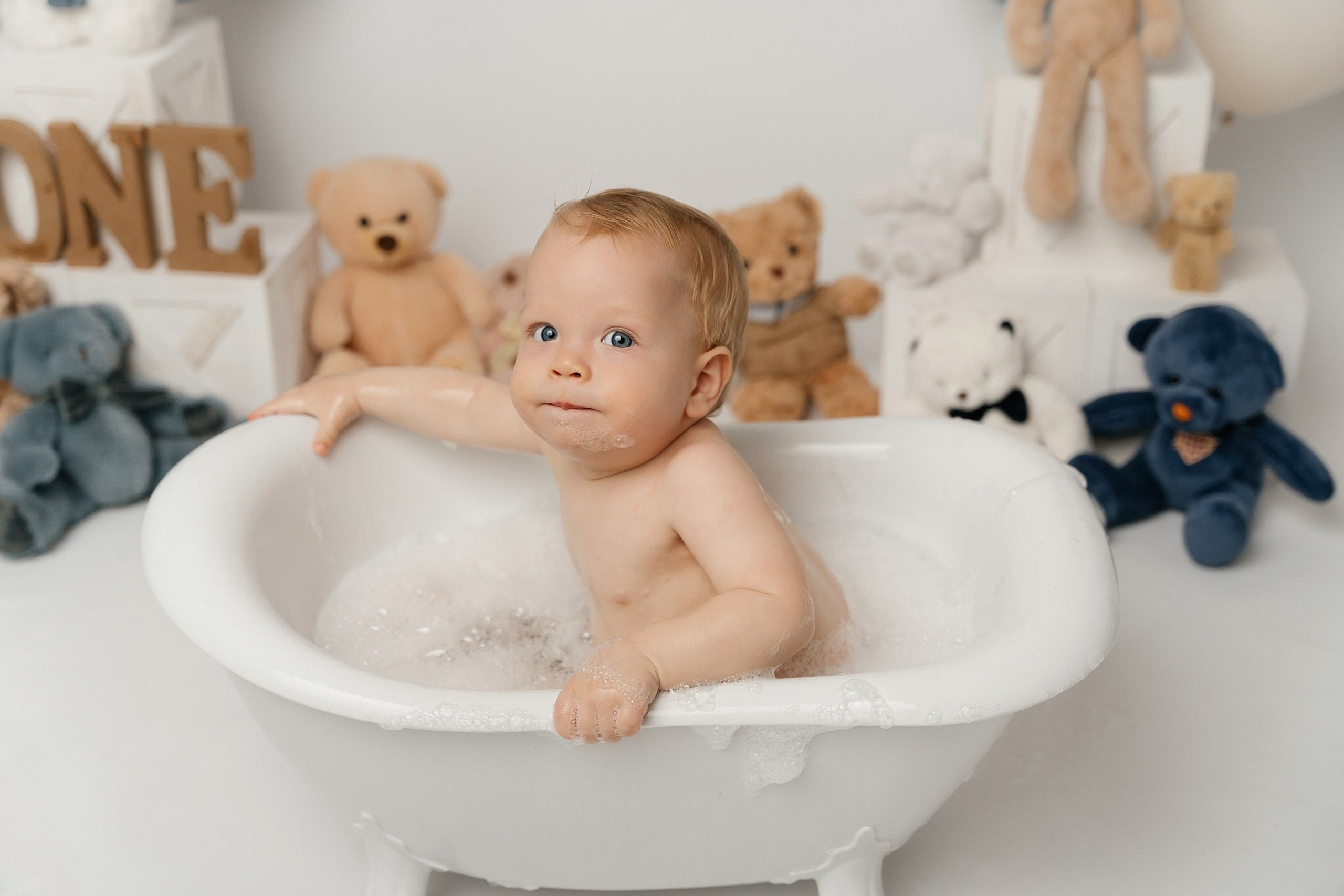First birthday cake smash session. Newborn and family photographer. Hills District. Sydney