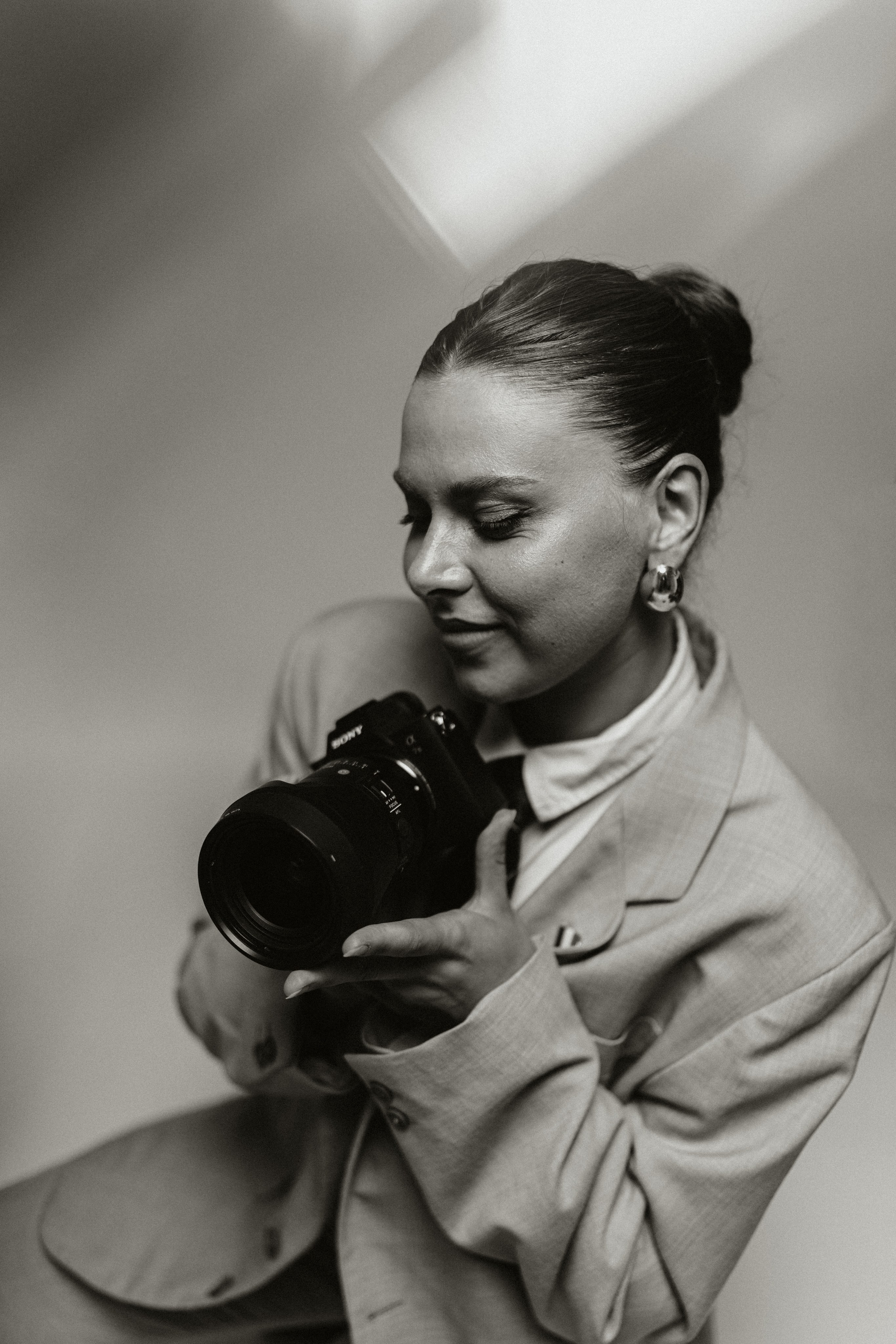 Viki Personal Branding. Candid Photographer in Ireland | Authentic Wedding Photography Miruna Daiana