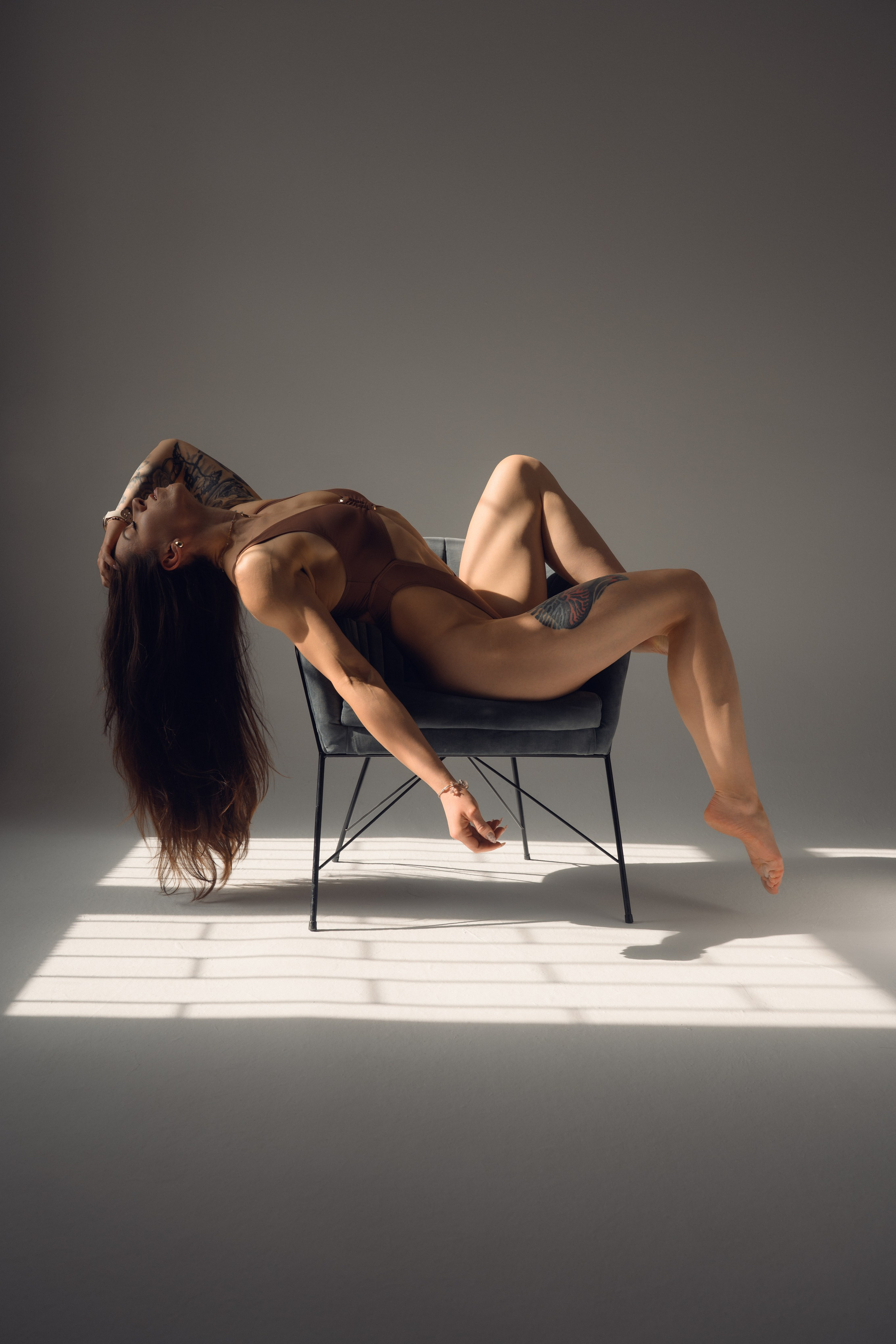 kobieta sesja sensualna cyklorama  światło dzienne minimalistyczne 