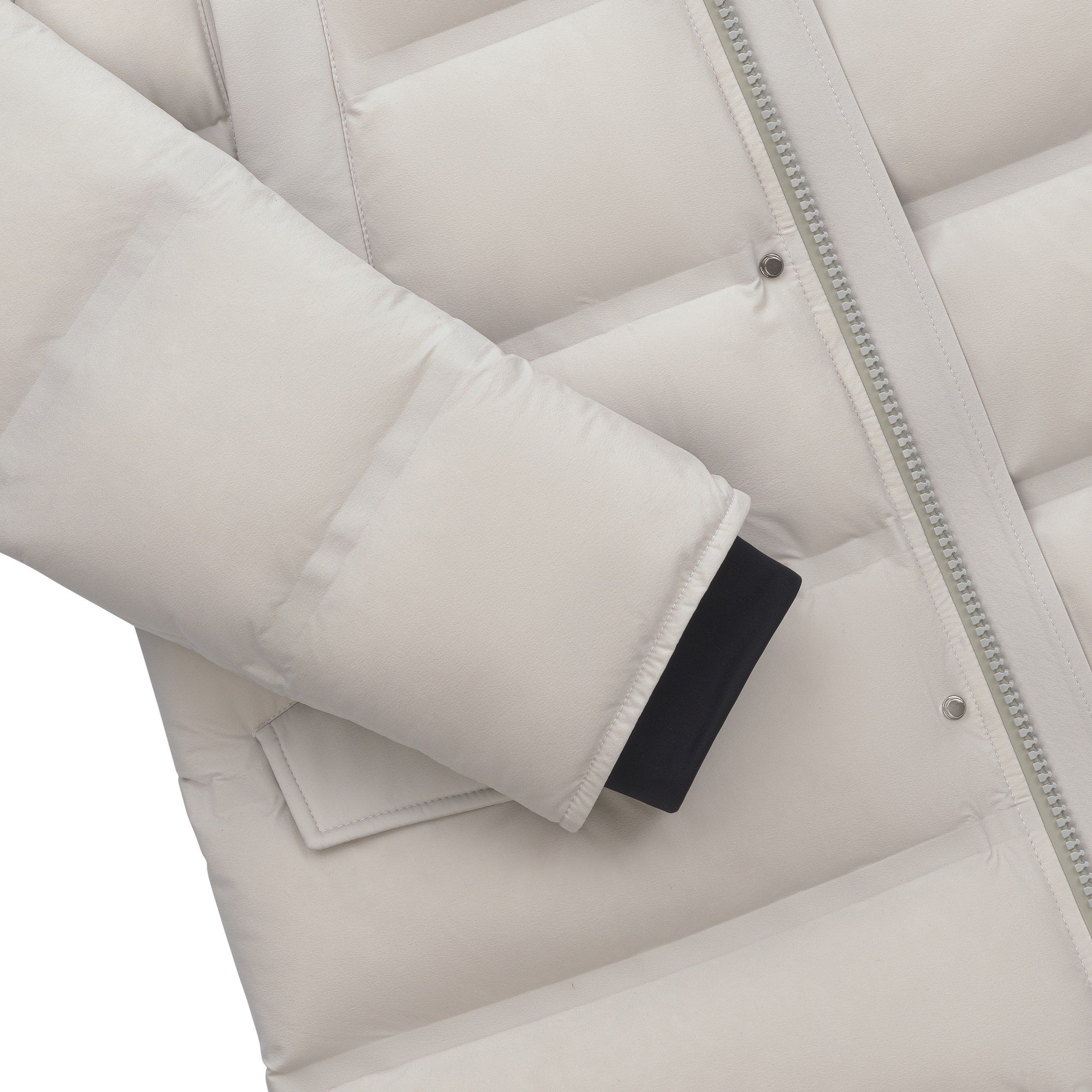 Detailaufnahme – Ärmelbündchen und Reißverschlussdetail des Parkas in Nebelgrau.