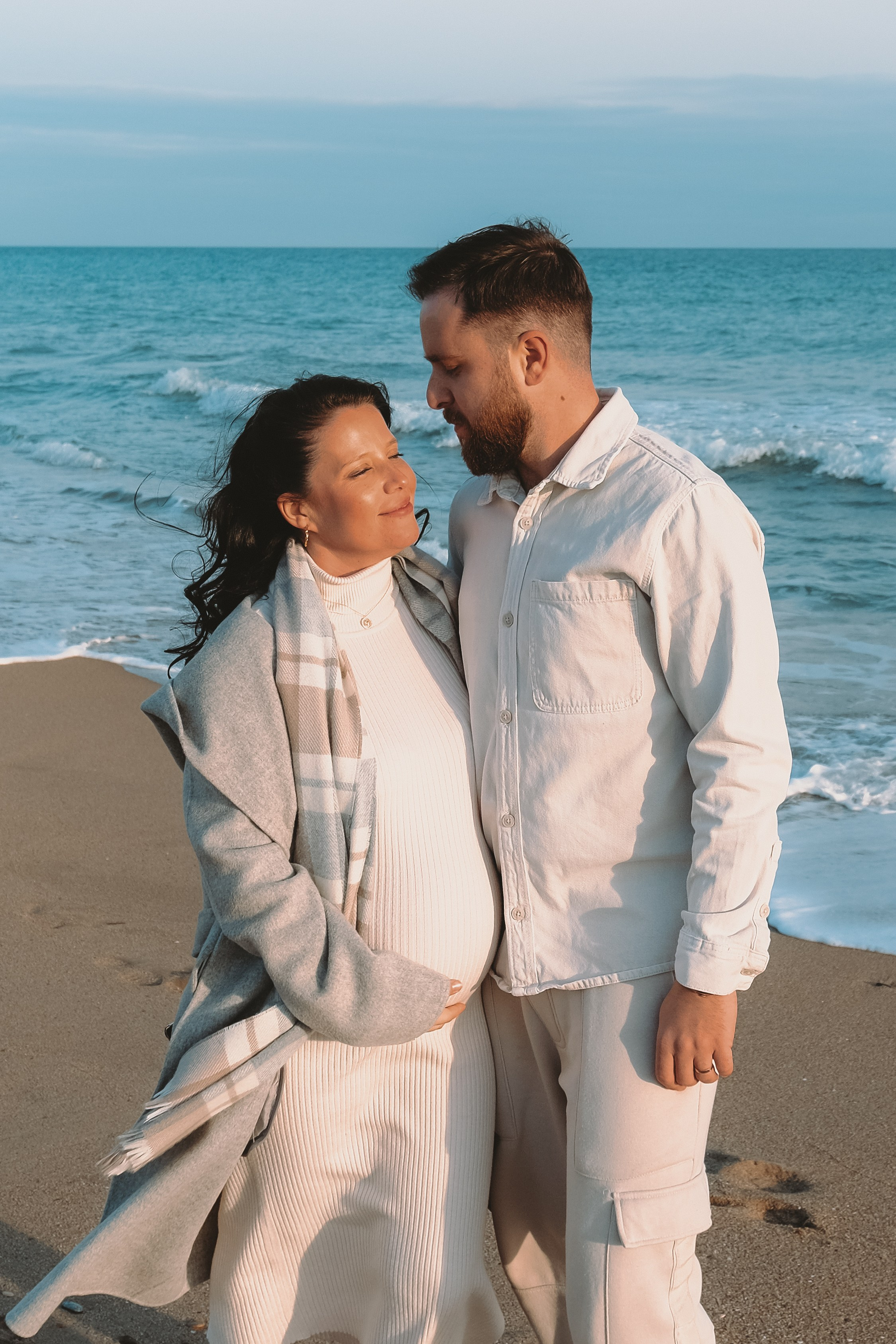 Sesión familiar embarazo. Fotografía profesional en Calafell - Elena Medvedeva