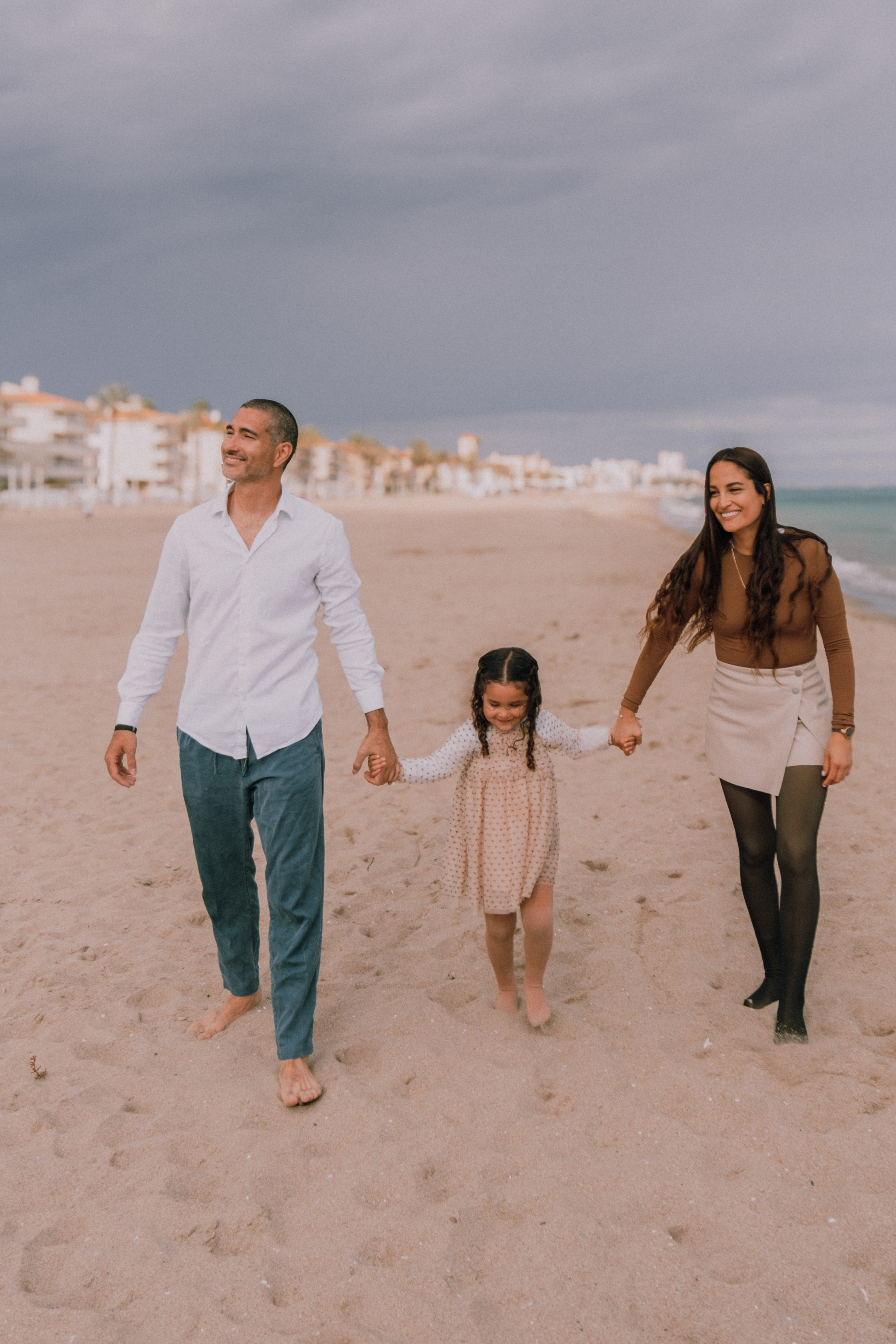 Sesión familiar en la playa. Fotografía profesional en Calafell - Elena Medvedeva