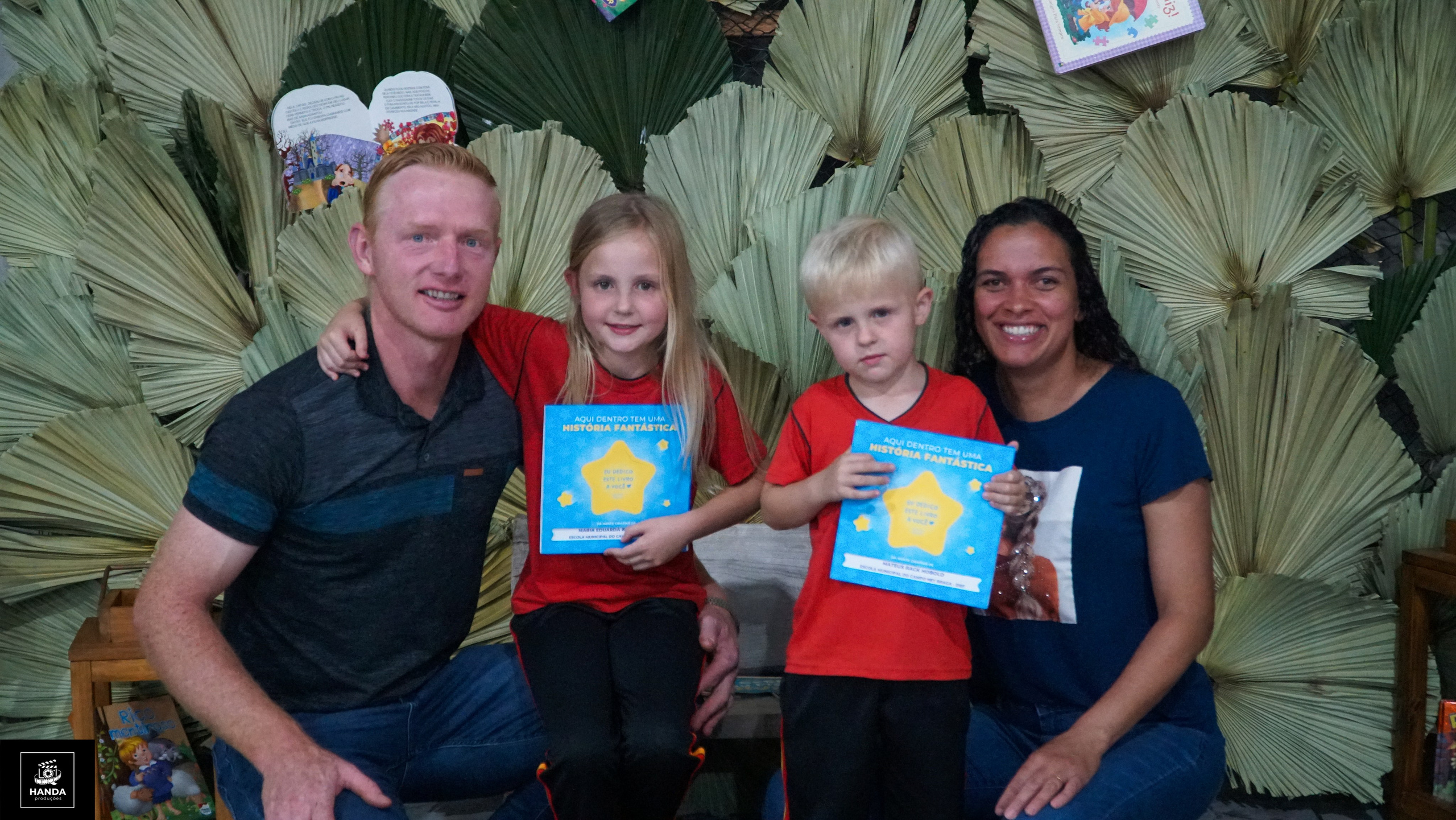 Noite autógrafos colégio Aurélio Buarque de Holanda. Handa Produções