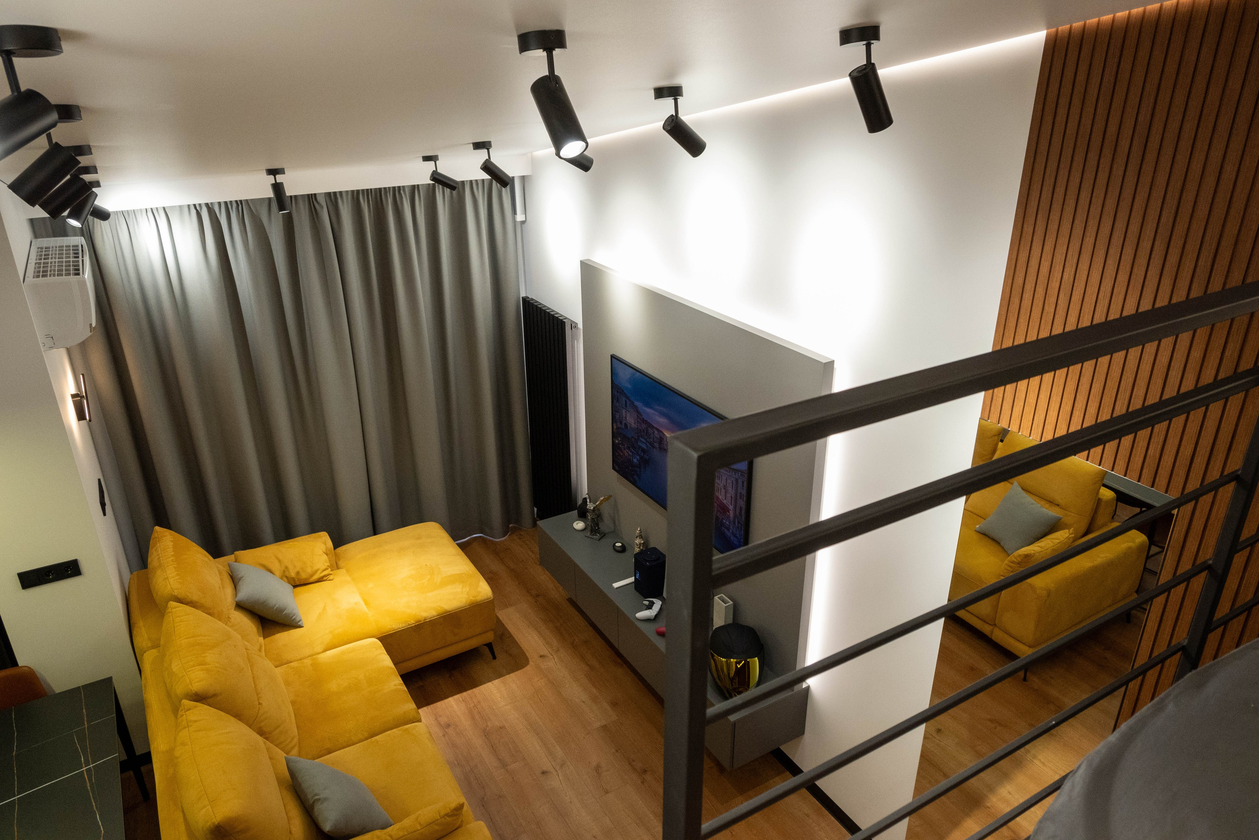 The apartment is on two levels. Fotograf Dmitrii Donets