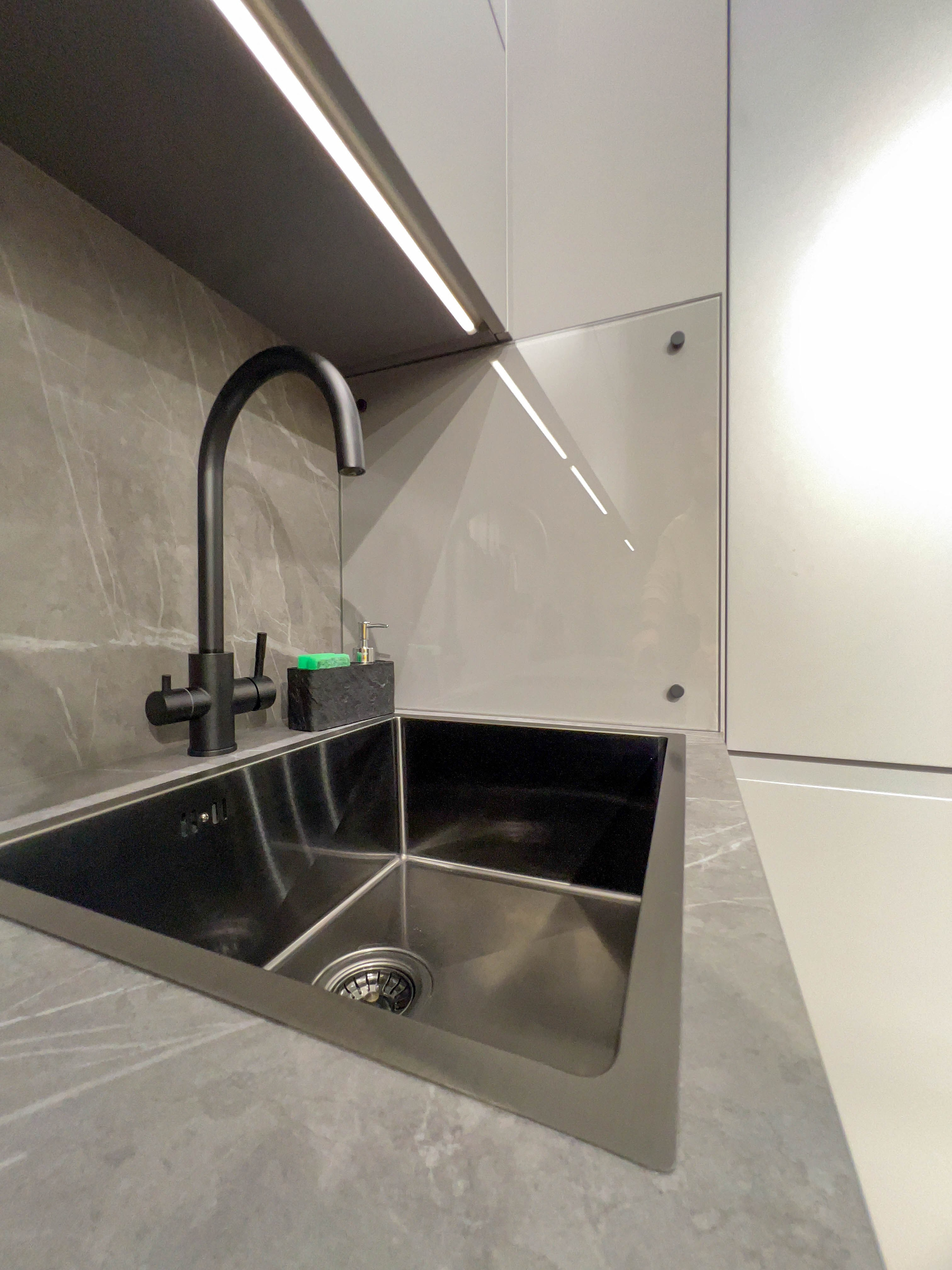 The apartment is on two levels. Fotograf Dmitrii Donets