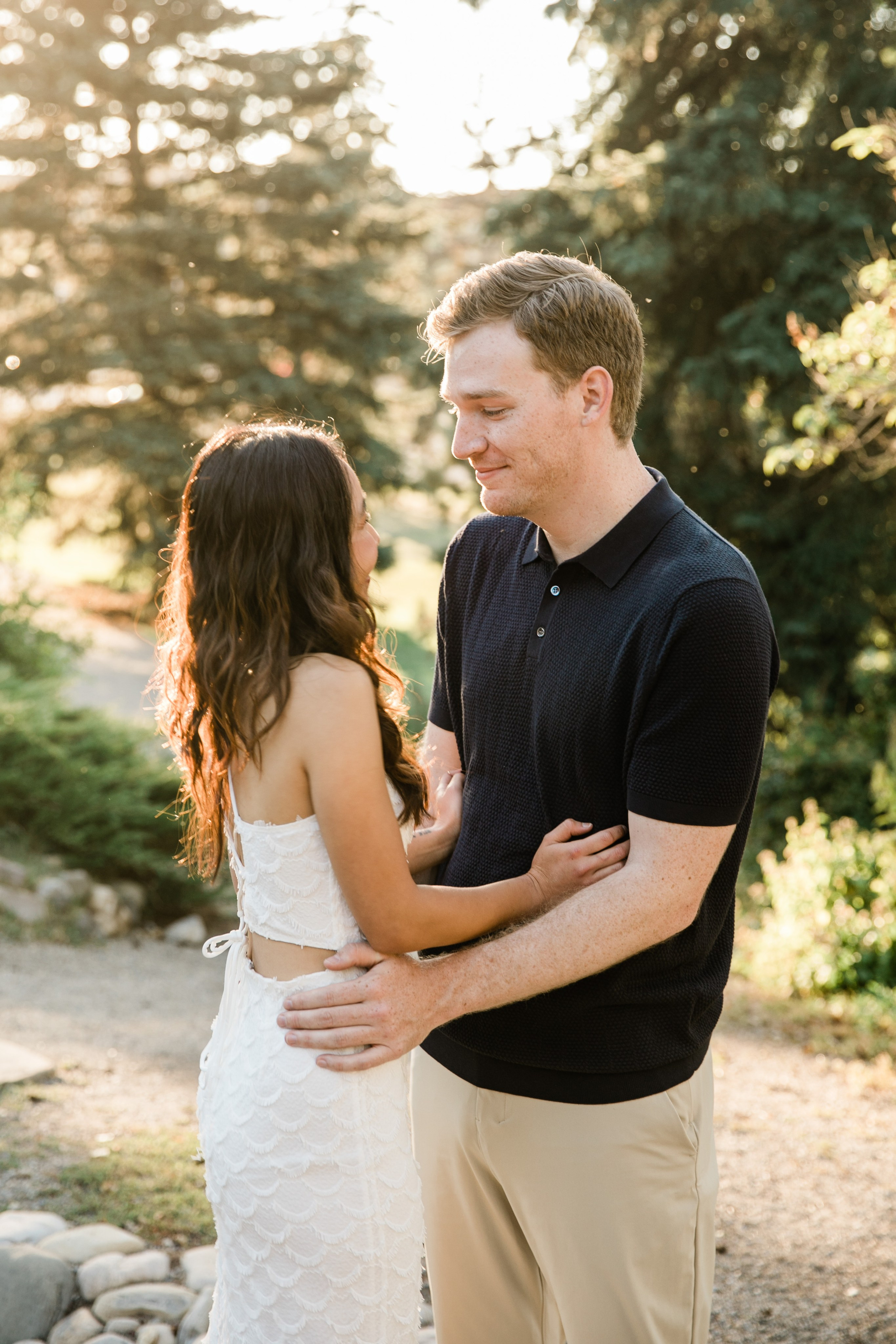 Cian & Phobe — Engagement Photos. Fotografía accesible en Calgary