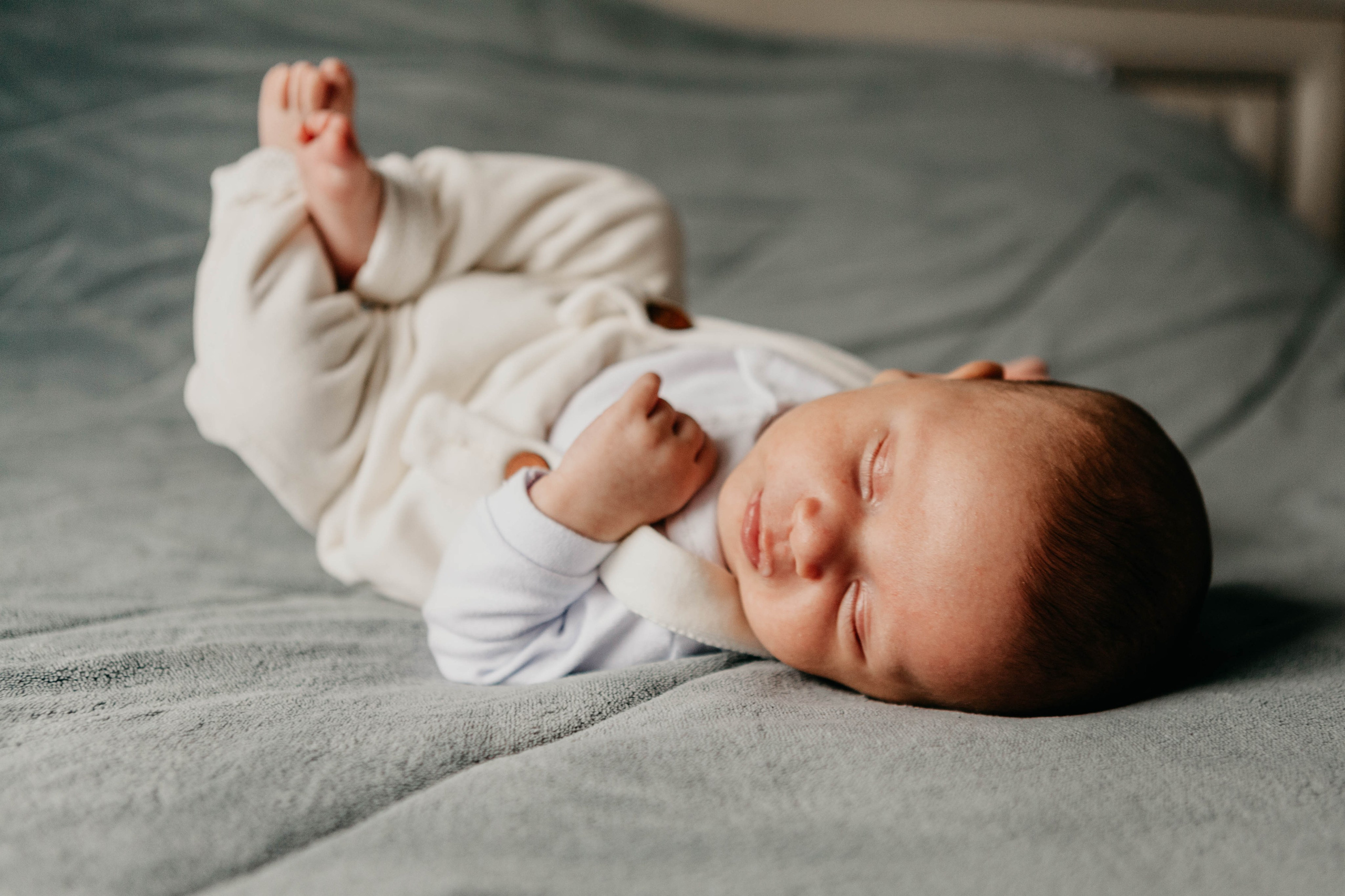 Bebê em casa. Fotógrafa de família