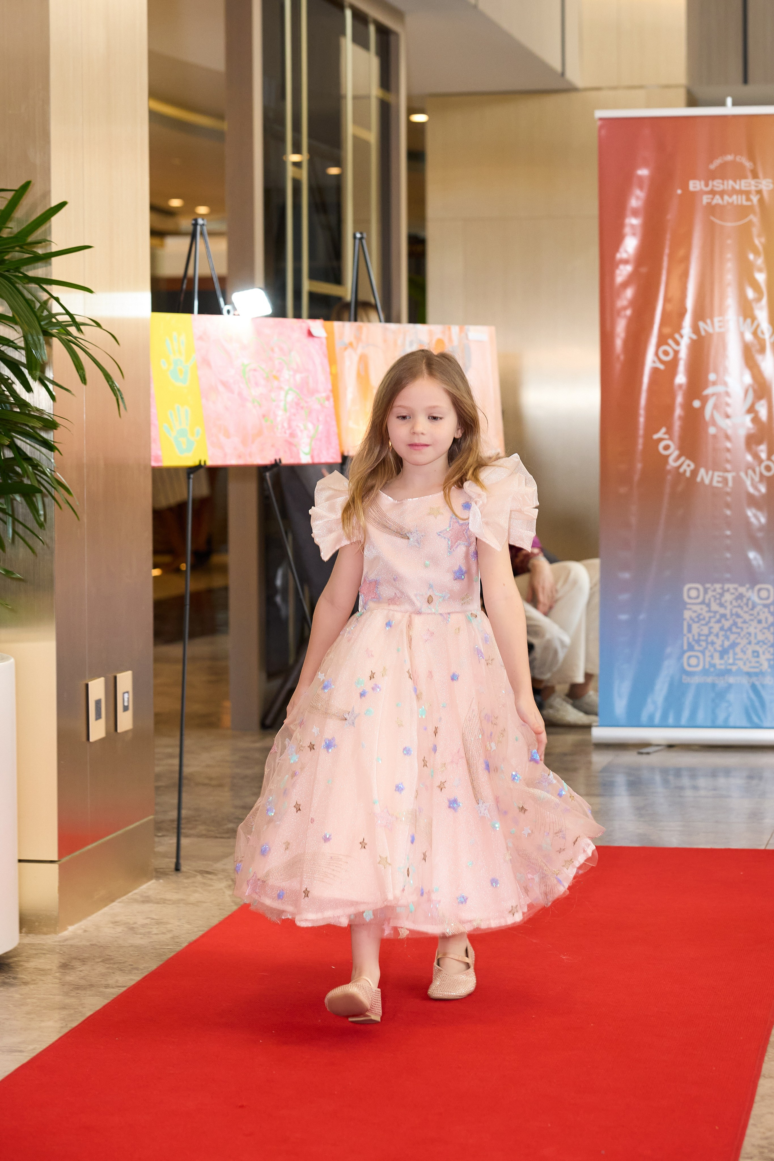 Авторская благотворительная художественная выставка Дианы Бортник. Фотограф Юлия Маковеева