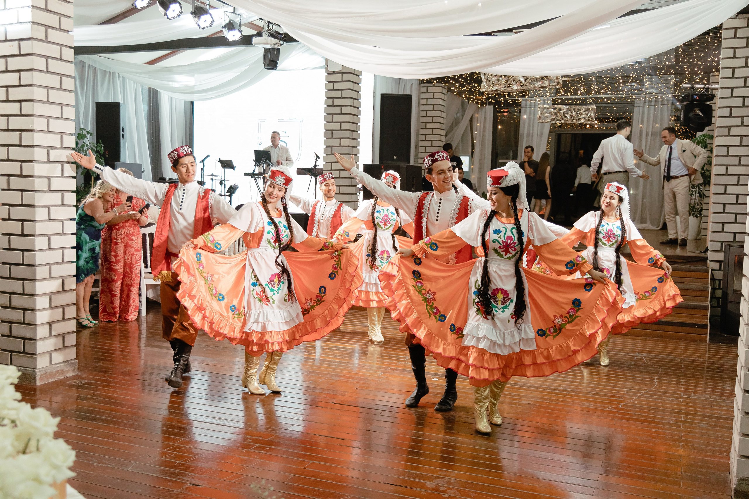 Thomas & Suyumbika. Главная