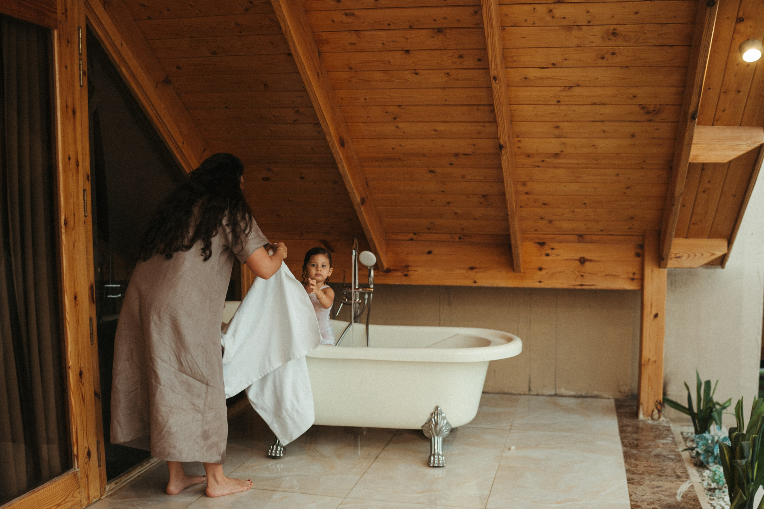 Amnah with daughters. Family photographer in Saudi Arabia