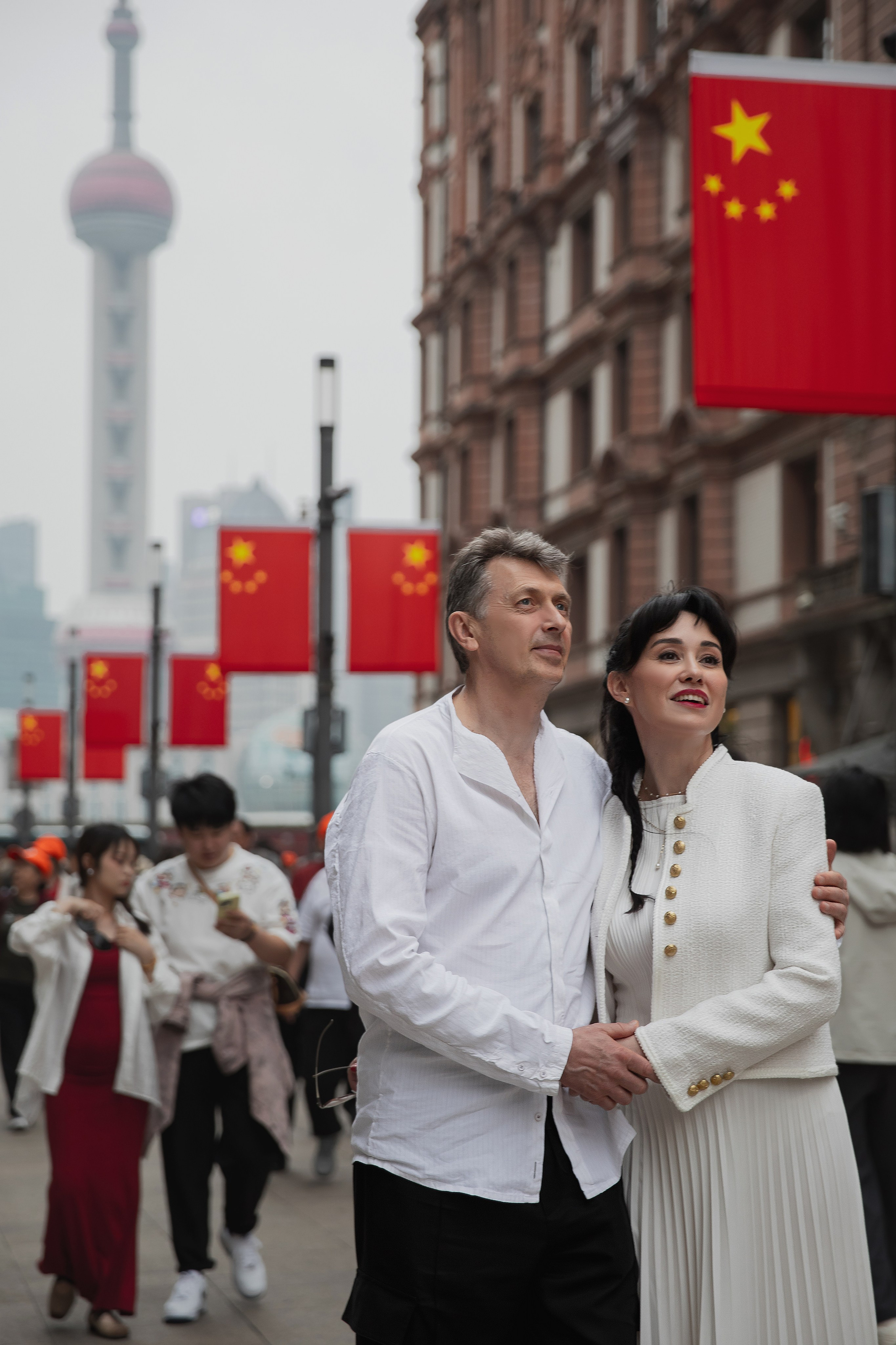 Пара гуляет по оживленной пешеходной улице Нанкин в Шанхае