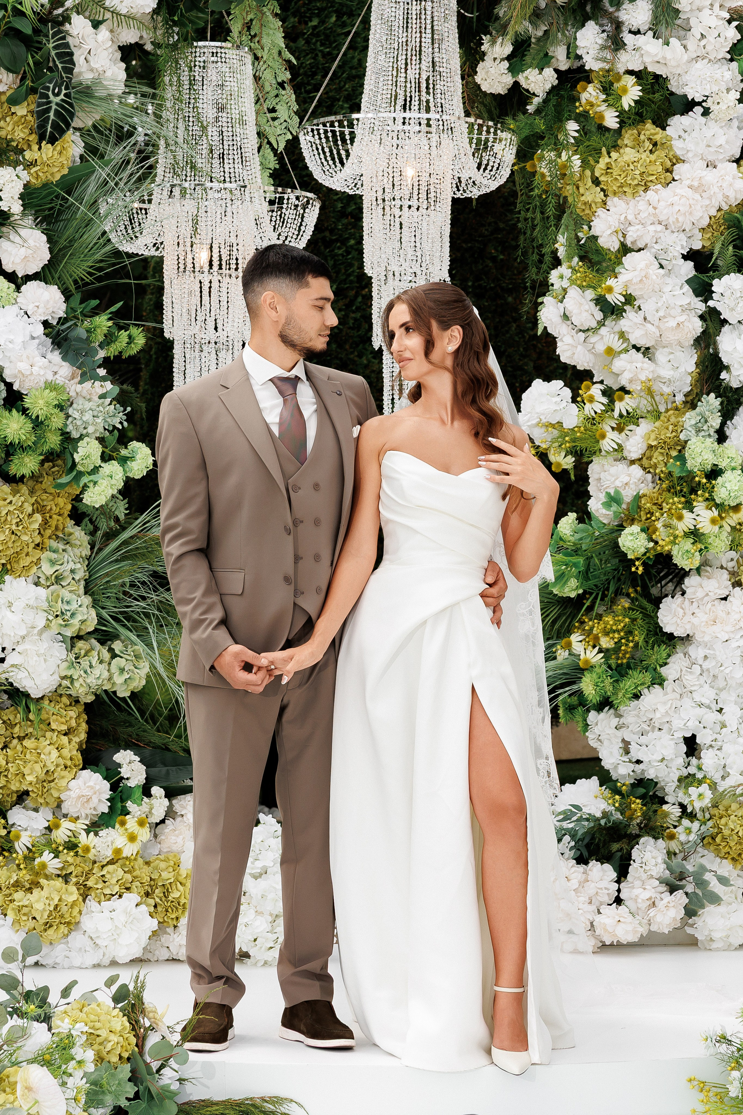 Eugen & Livia — Grand Elysee — Wedding Day. Servicii Foto și Video 067188353