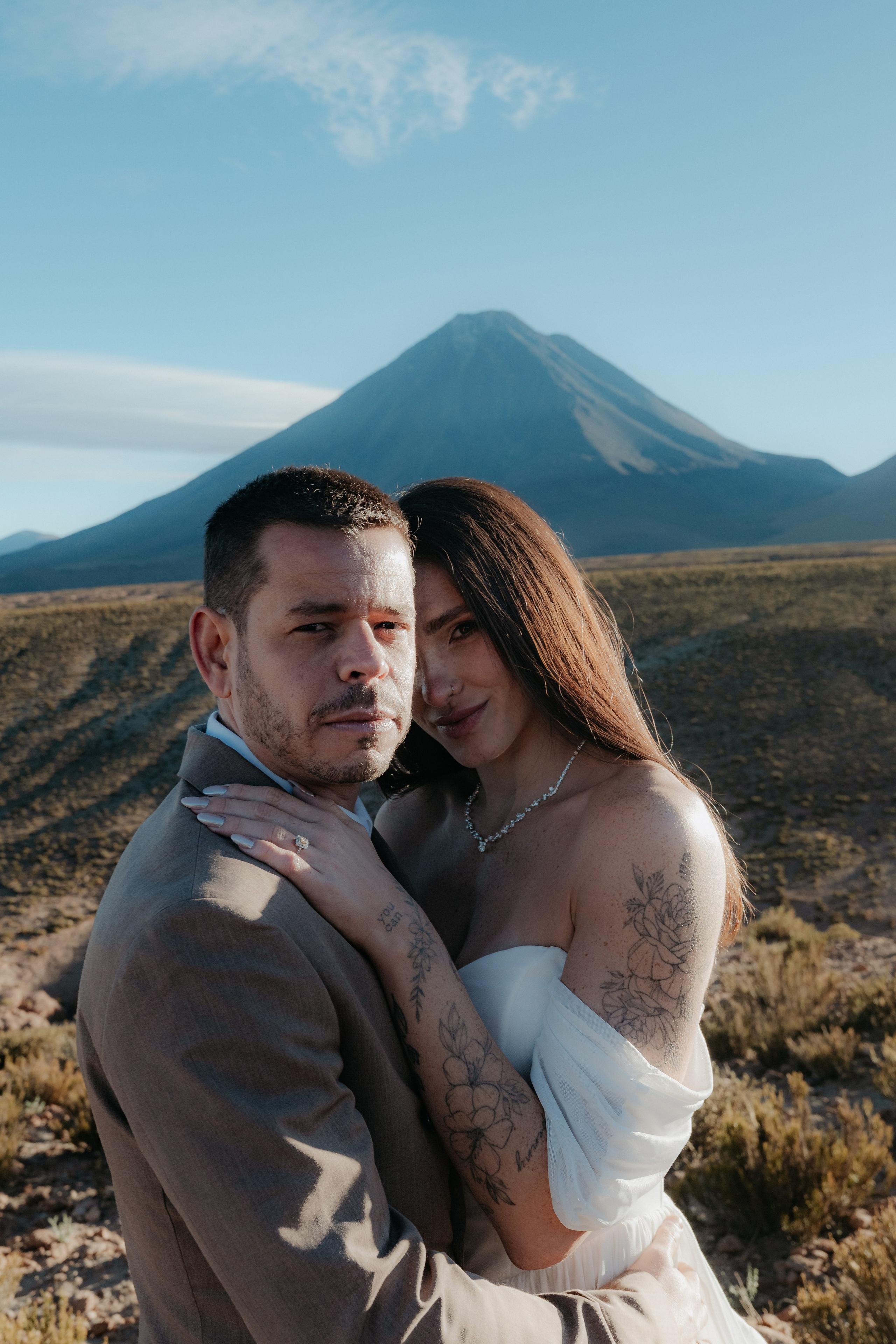 Pre-wedding no mirante do vulcão Licancabur. Photographer in San Pedro de Atacama
