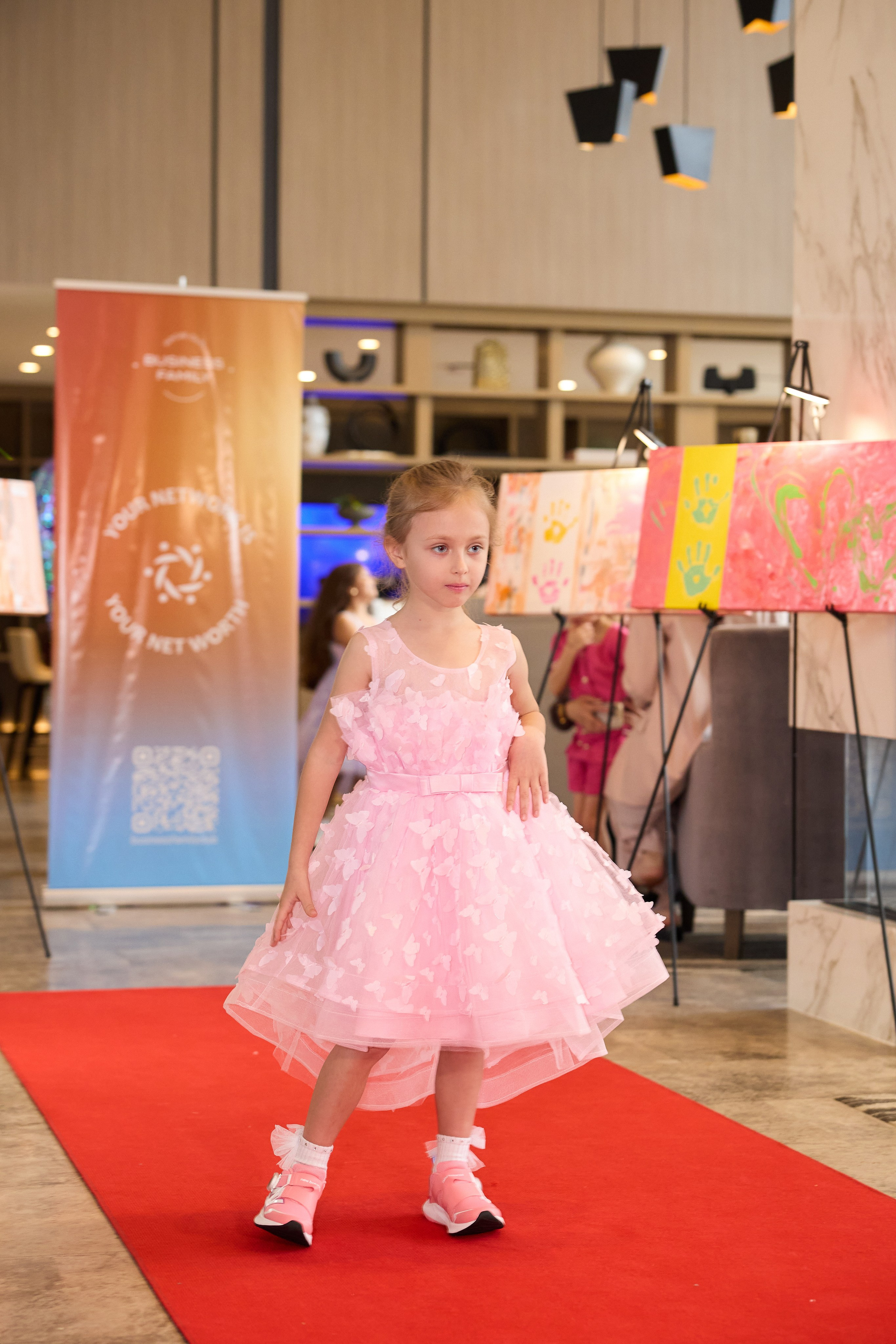 Авторская благотворительная художественная выставка Дианы Бортник. Фотограф Юлия Маковеева