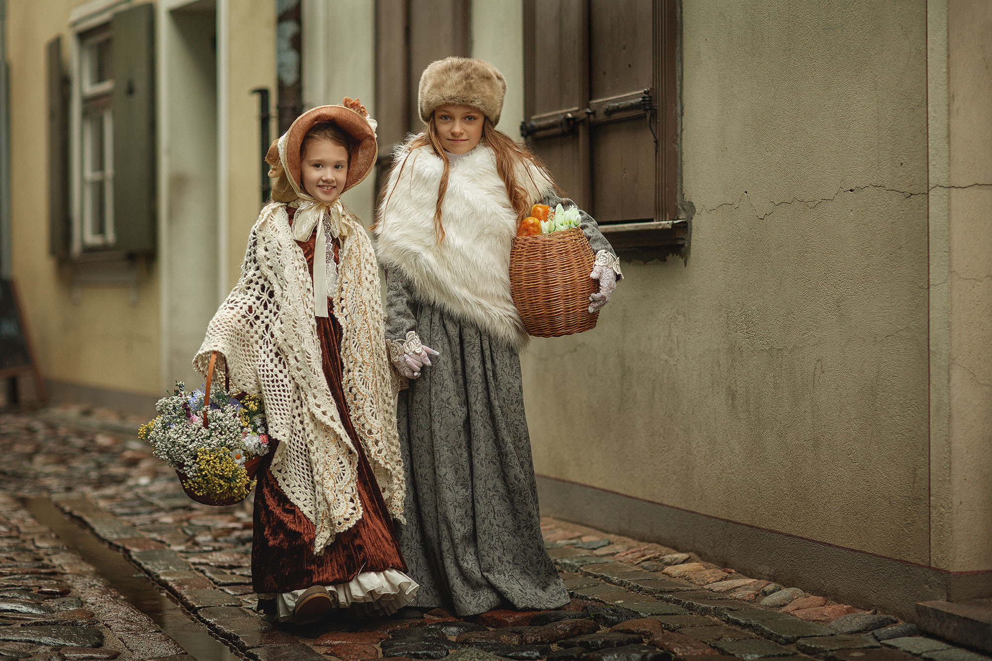 Девочки в Старом городе — фотопрогулка. Фотограф в Юрмале и Риге Анна Джибути Anna Dzibuti