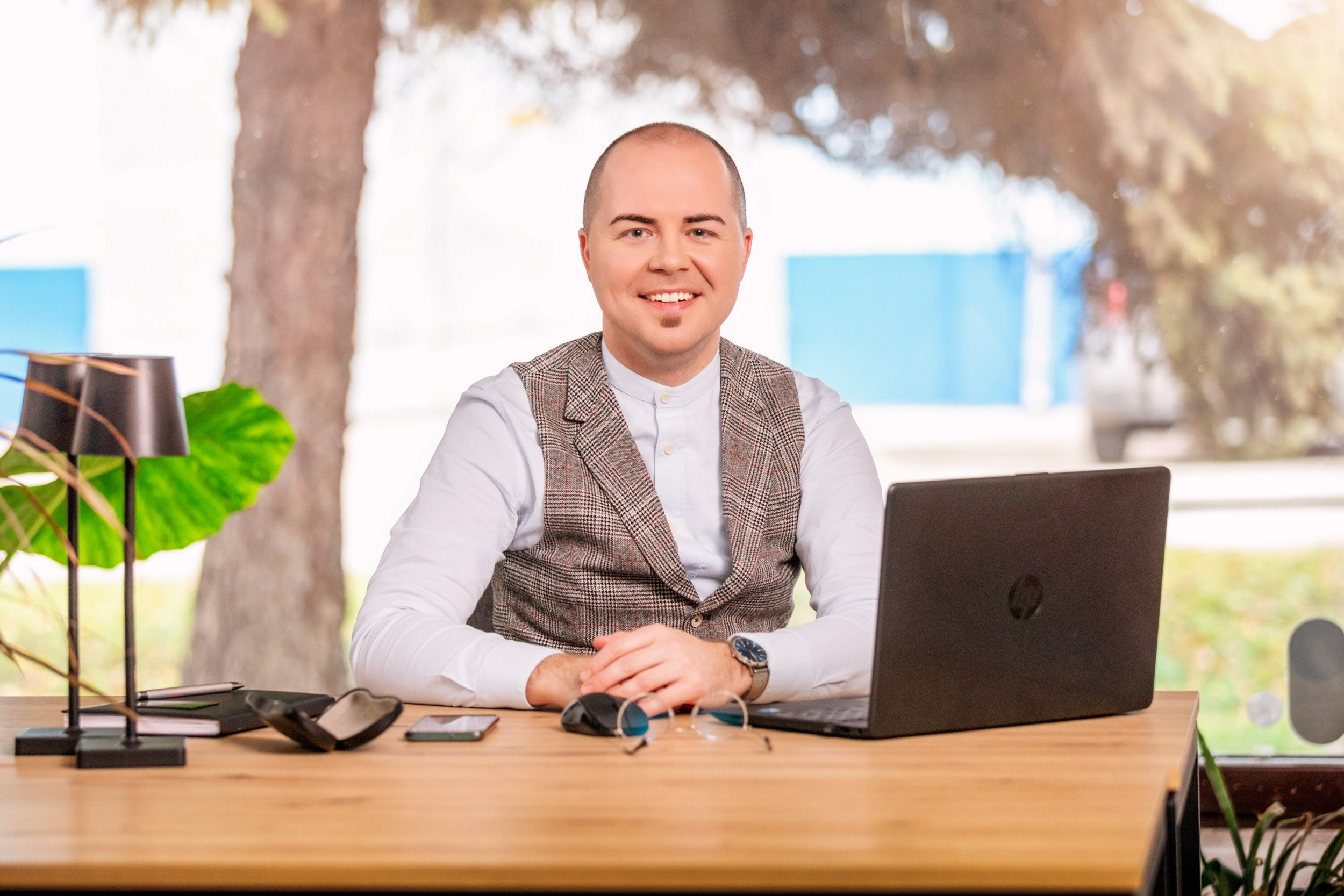 POSLOVNI PORTRETI. Fotografi iz Backog Petrovca David i Andrea Stojanovic