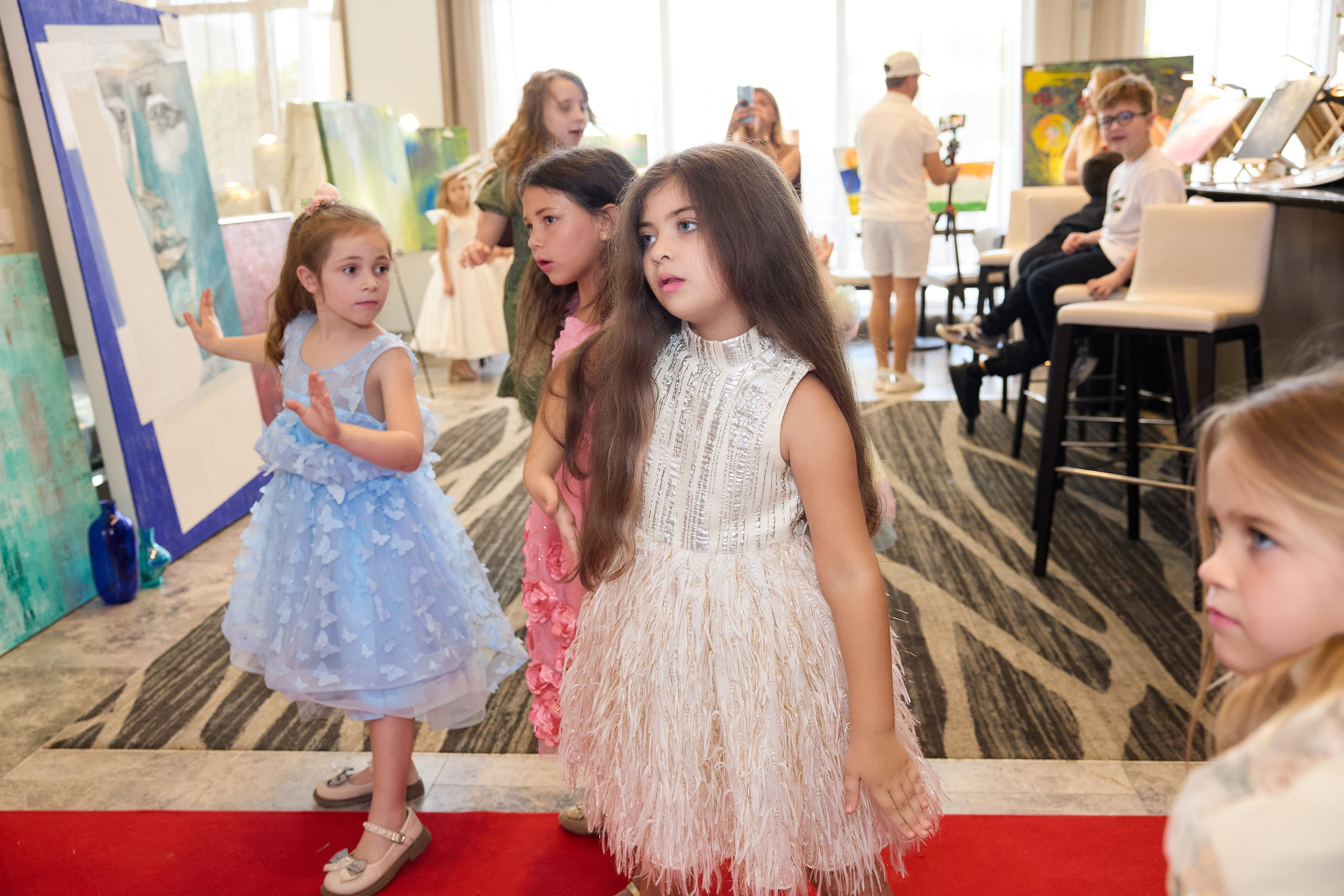 Авторская благотворительная художественная выставка Дианы Бортник. Фотограф Юлия Маковеева