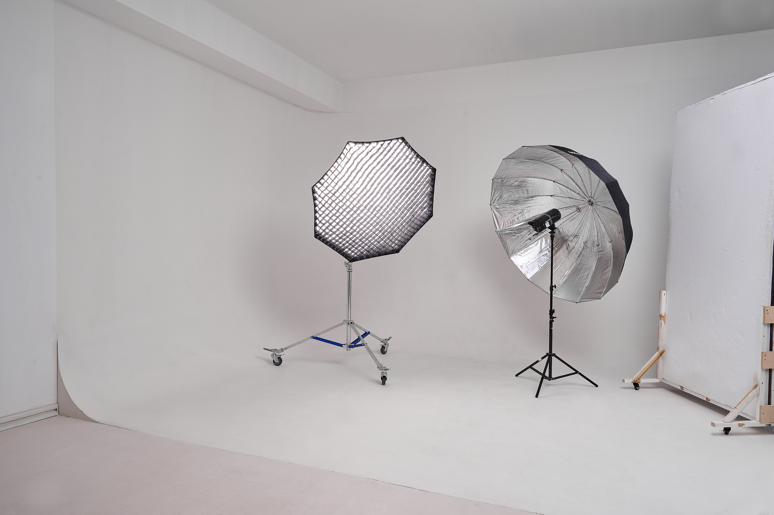 Зал «White» — (ул.Бабура, 73Б). 2astudio.uz