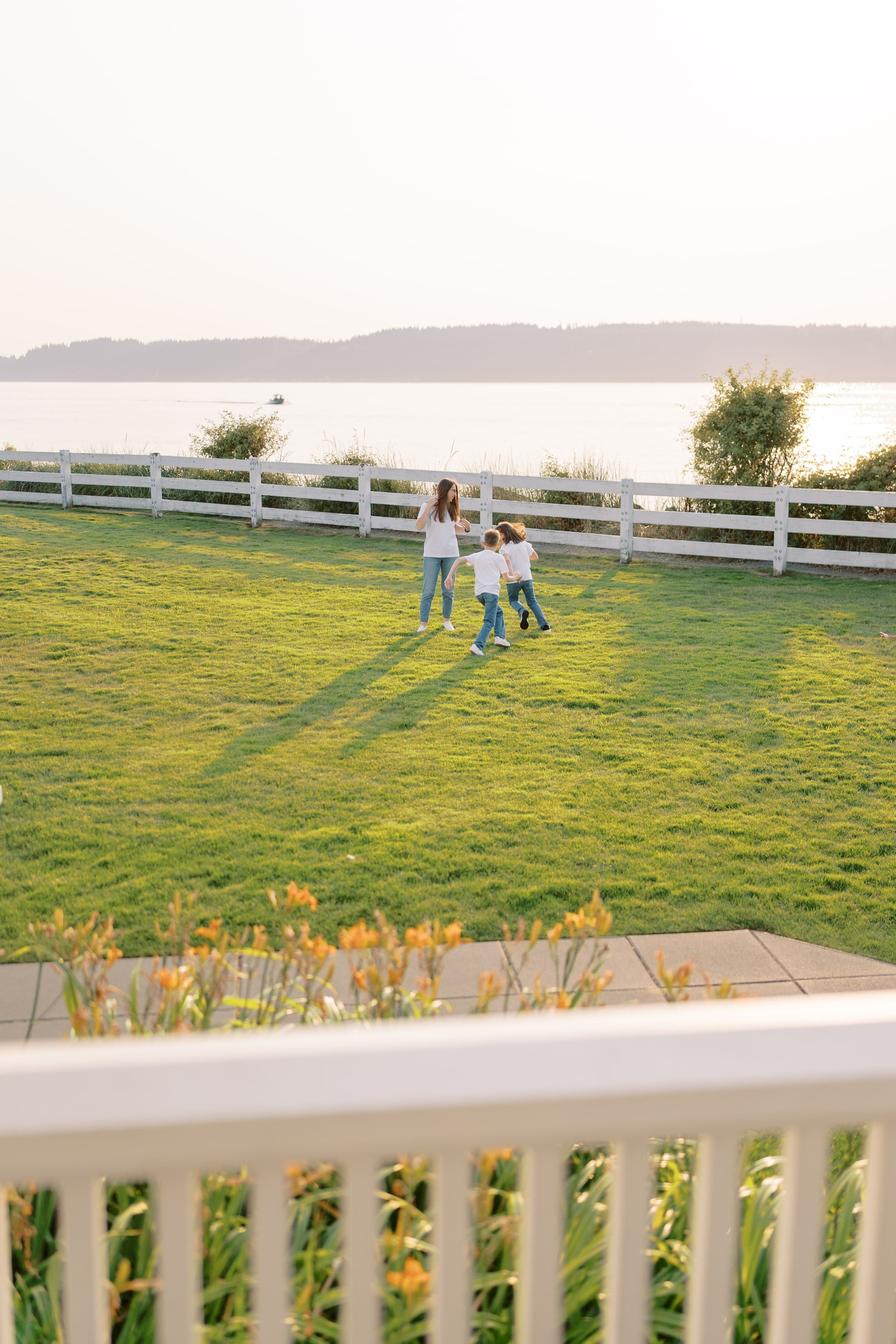 Family photoshoot. Vitalina with her family. August 2024. Lighthouse in Mukilteo. EVAN ARISTOV WEDDING PHOTOGRAPHY — Seattle Wedding Photographer