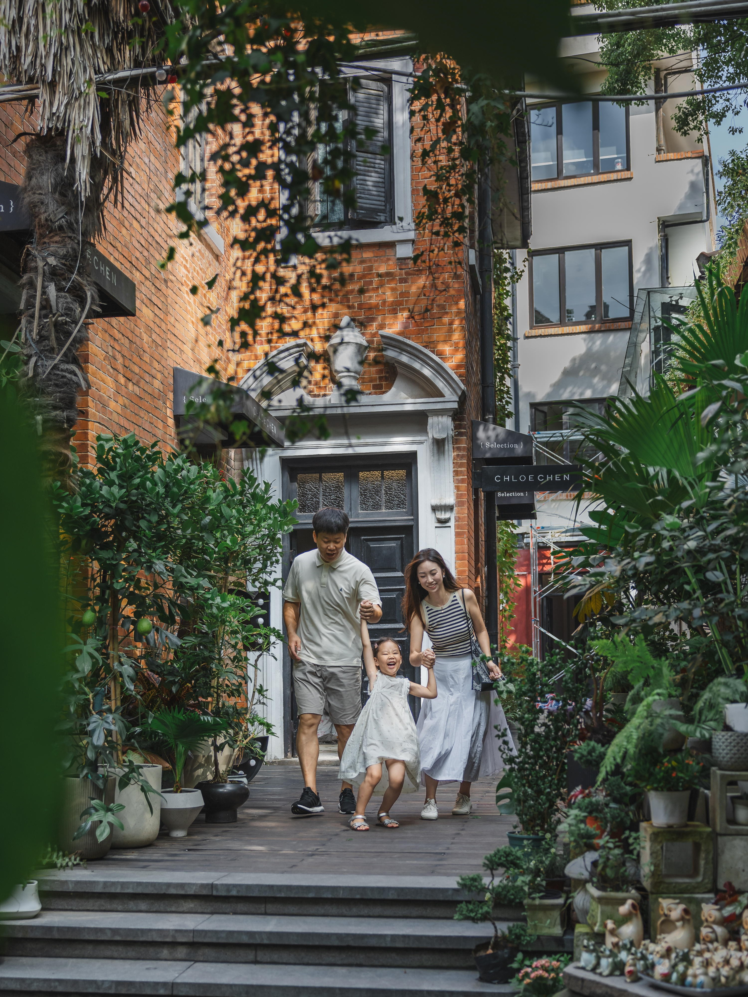 A Family of Three’s Urban Stroll in Shanghai. Shanghai Family Photographer Dora