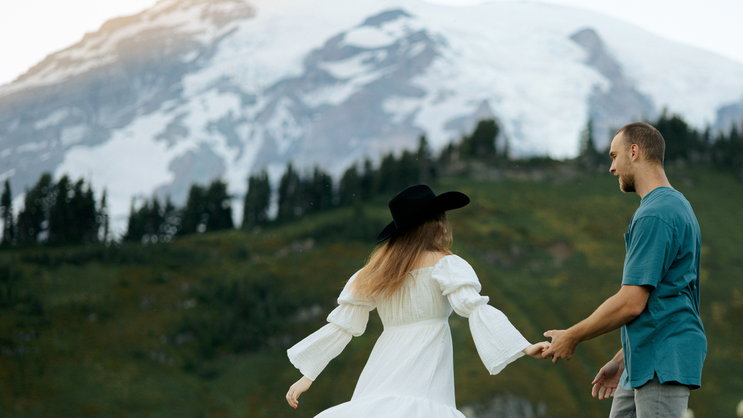 Embrace of Wildflowers. Family photographer Oregon — Washington